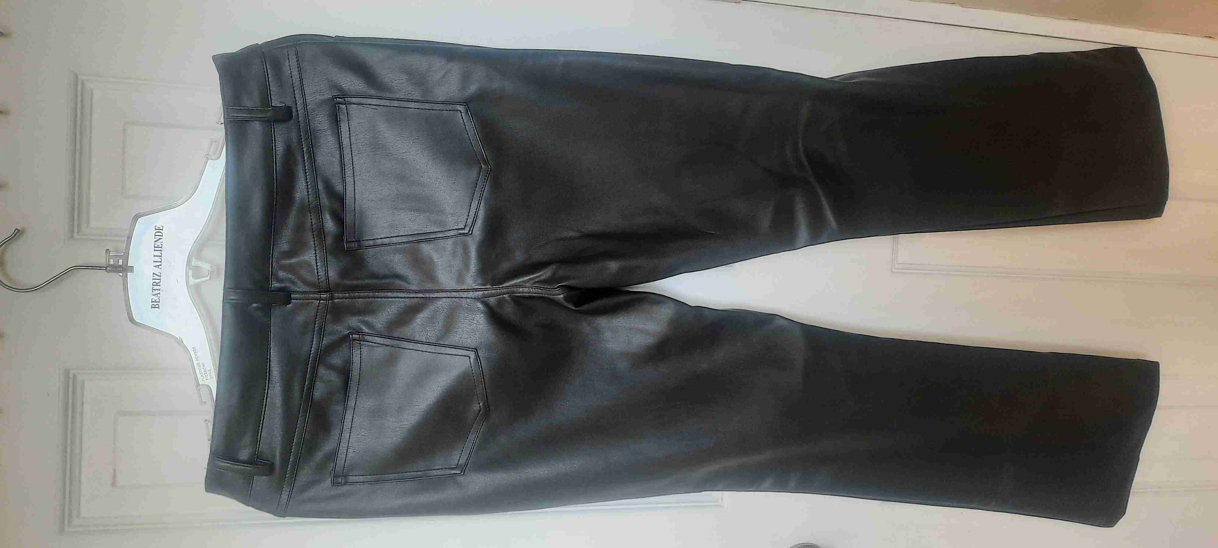 Pantalones negros de cuero sintético - miniatura 3