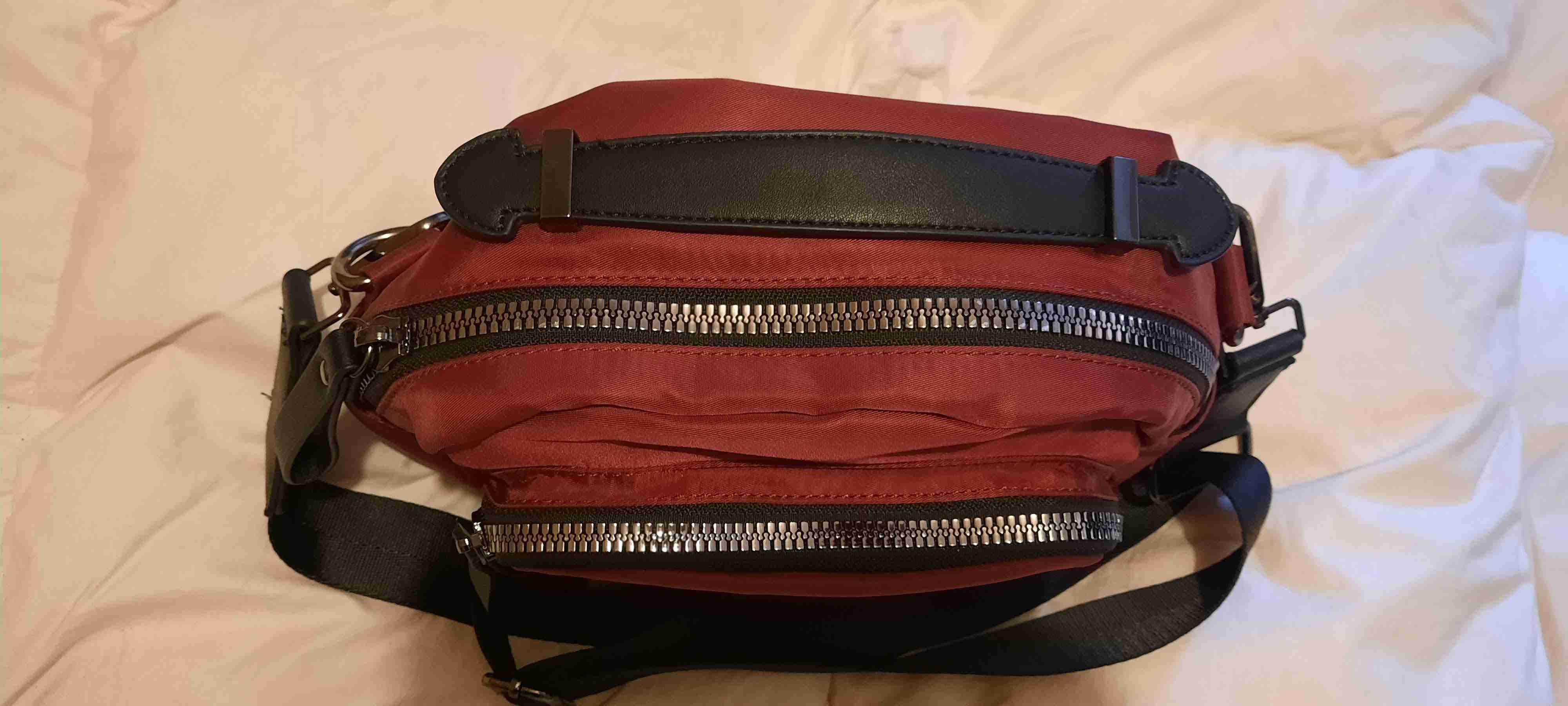 Bandolera roja con cierres - miniatura 3