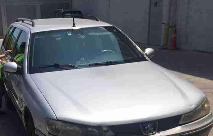 Auto Peugeot año 2001 - miniatura 2