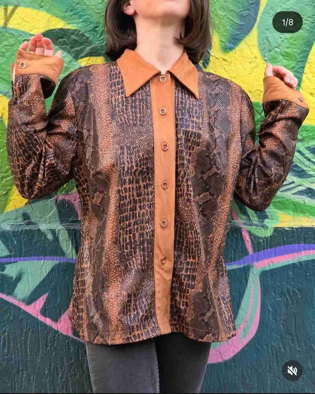 Camisa con diseño de piel de serpiente