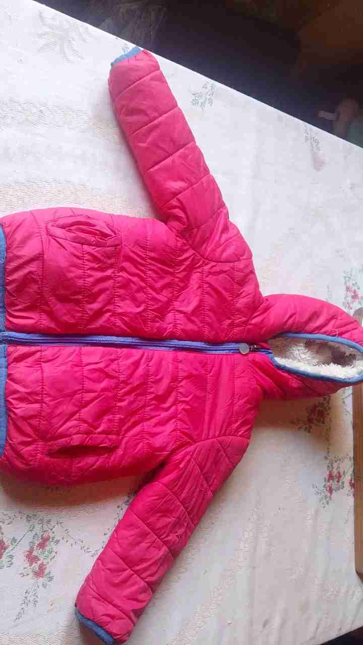 Chaqueta roja con capucha