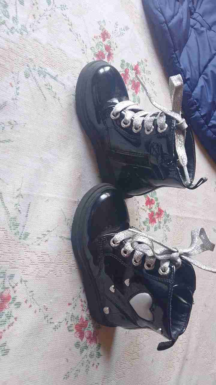 Botas negras con cordones brillantes - miniatura 2