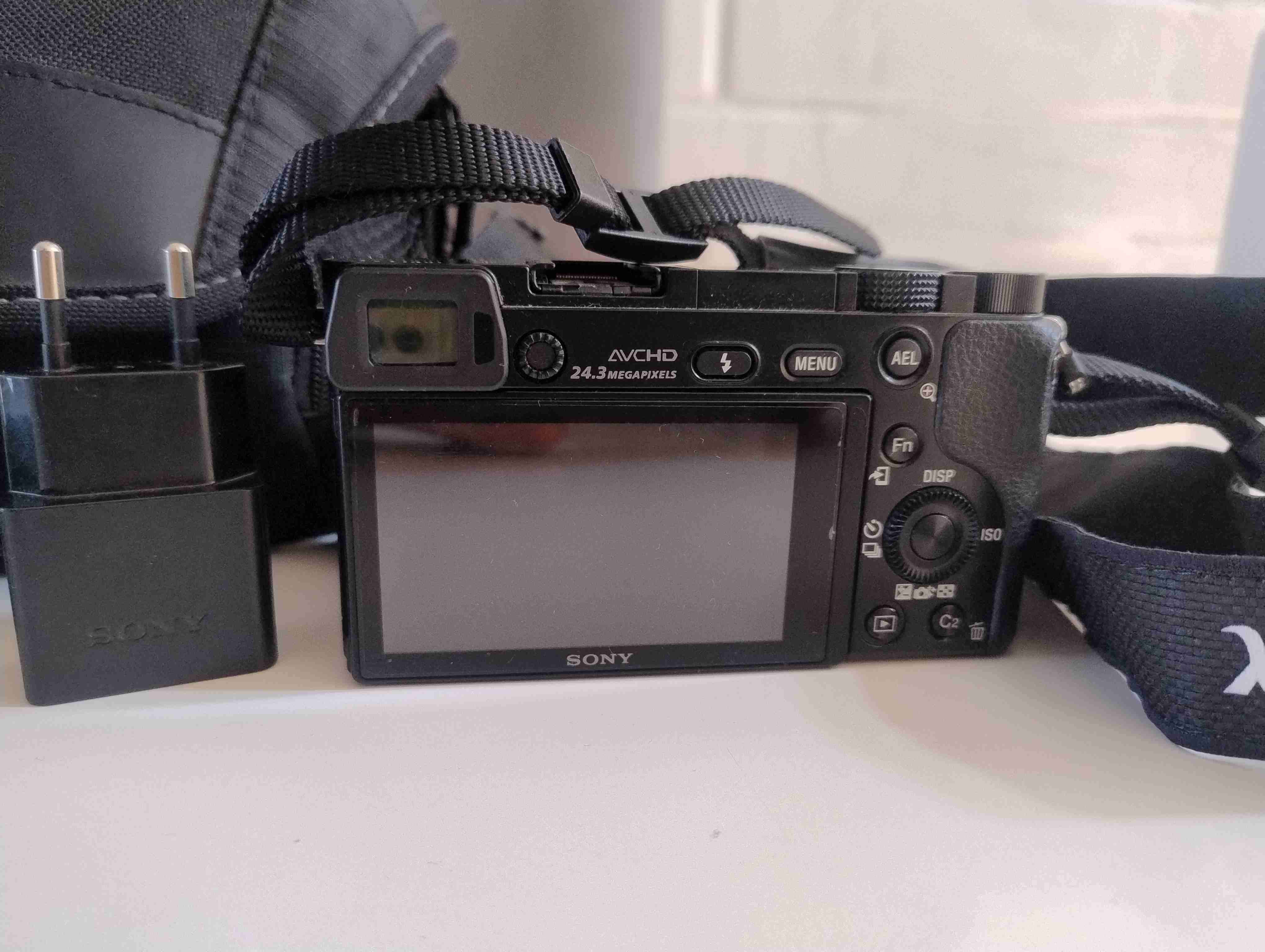 Cámara Sony Alpha negra modelo ILCE 6000 - miniatura 2