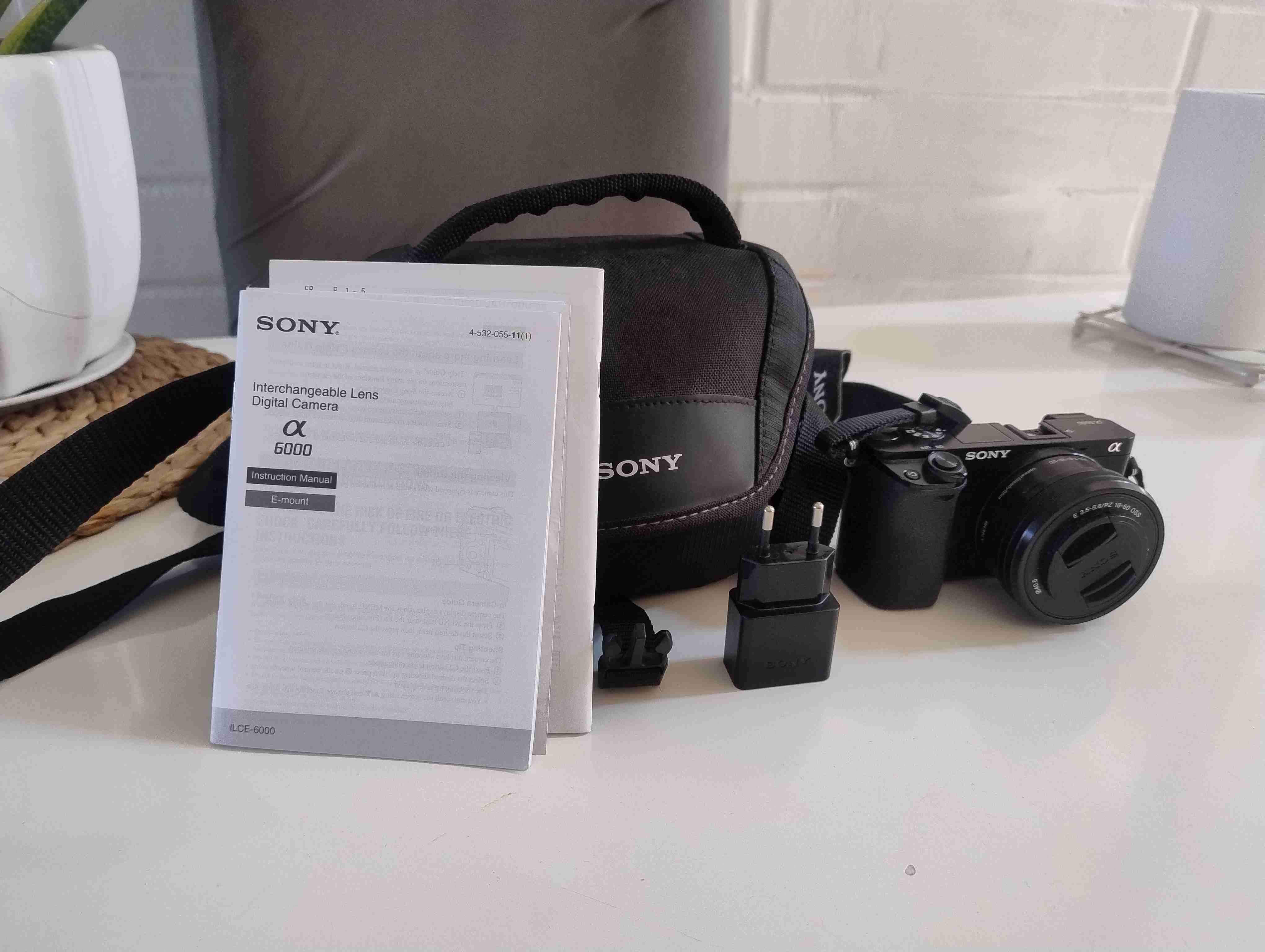 Cámara Sony Alpha negra modelo ILCE 6000 - miniatura 3