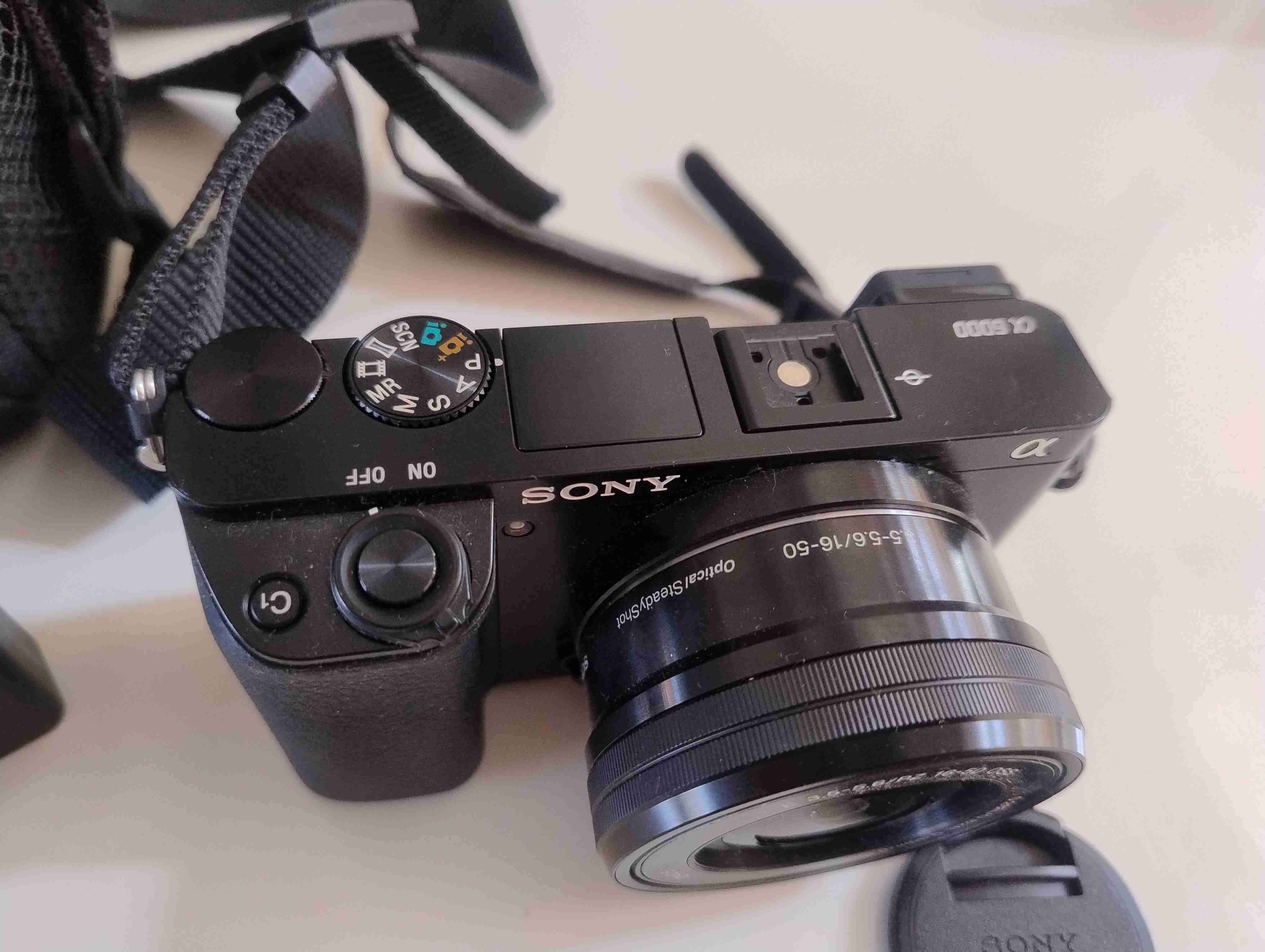 Cámara Sony Alpha negra modelo ILCE 6000 - miniatura 4