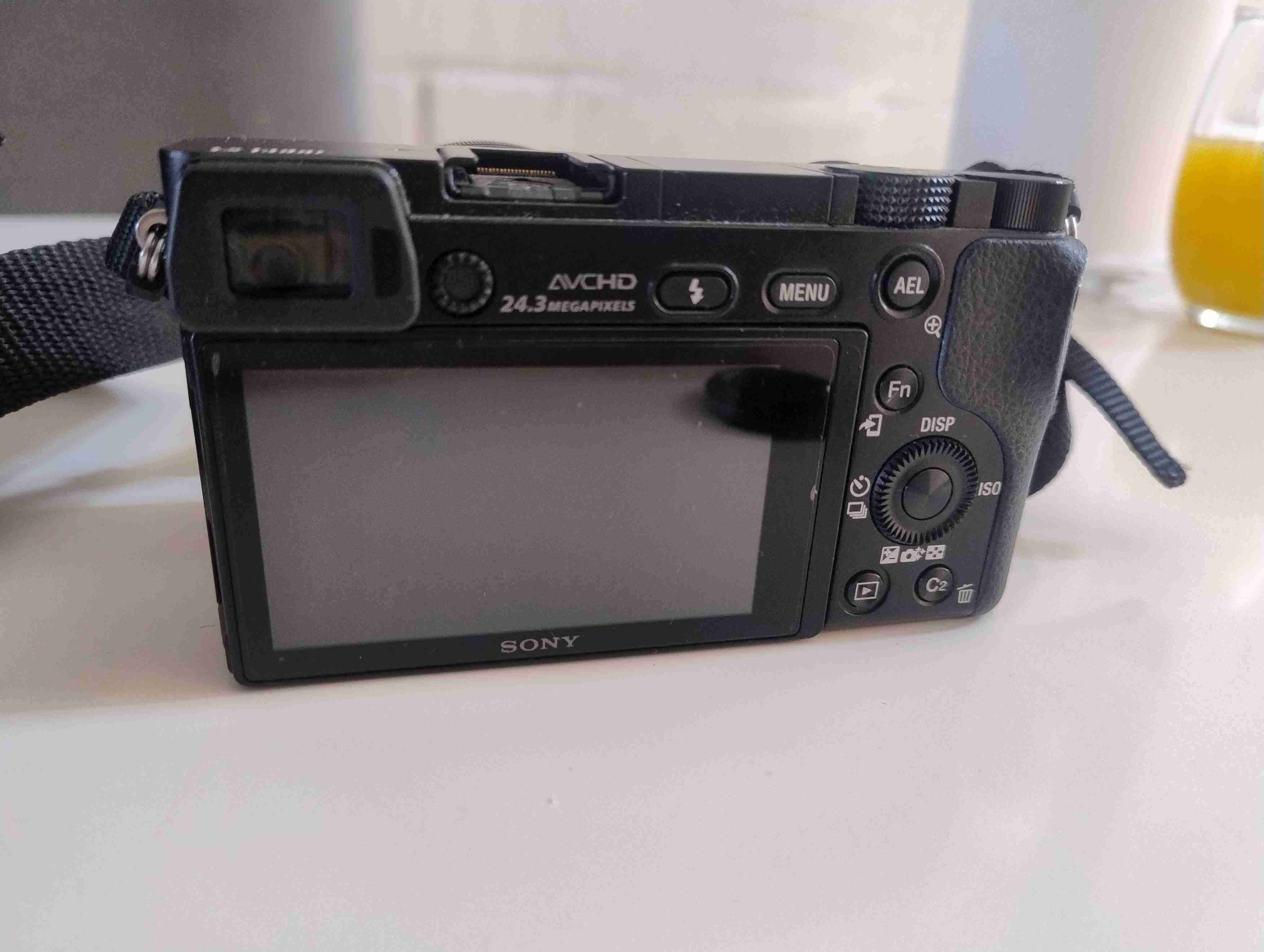 Cámara Sony Alpha negra modelo ILCE 6000 - miniatura 5