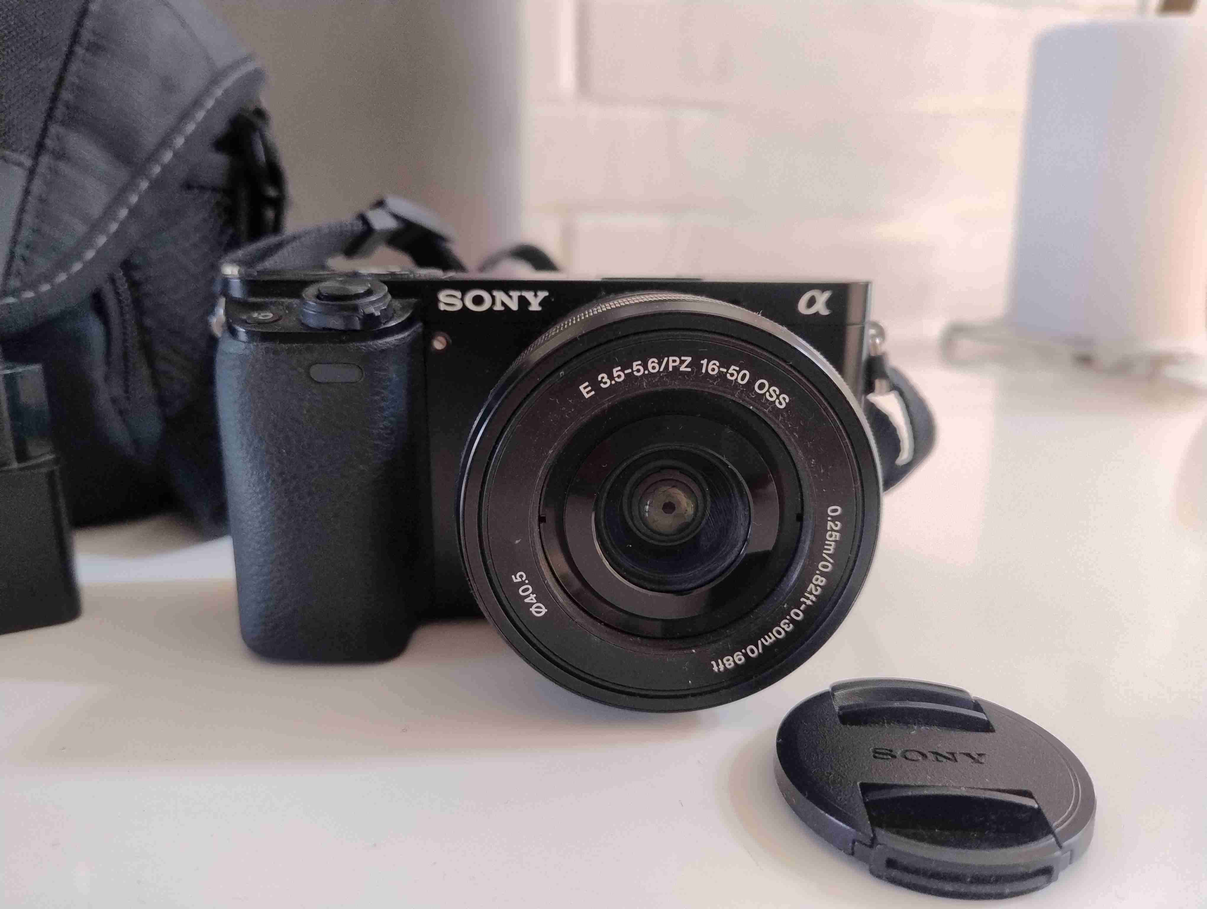 Cámara Sony Alpha negra modelo ILCE 6000 - miniatura 6