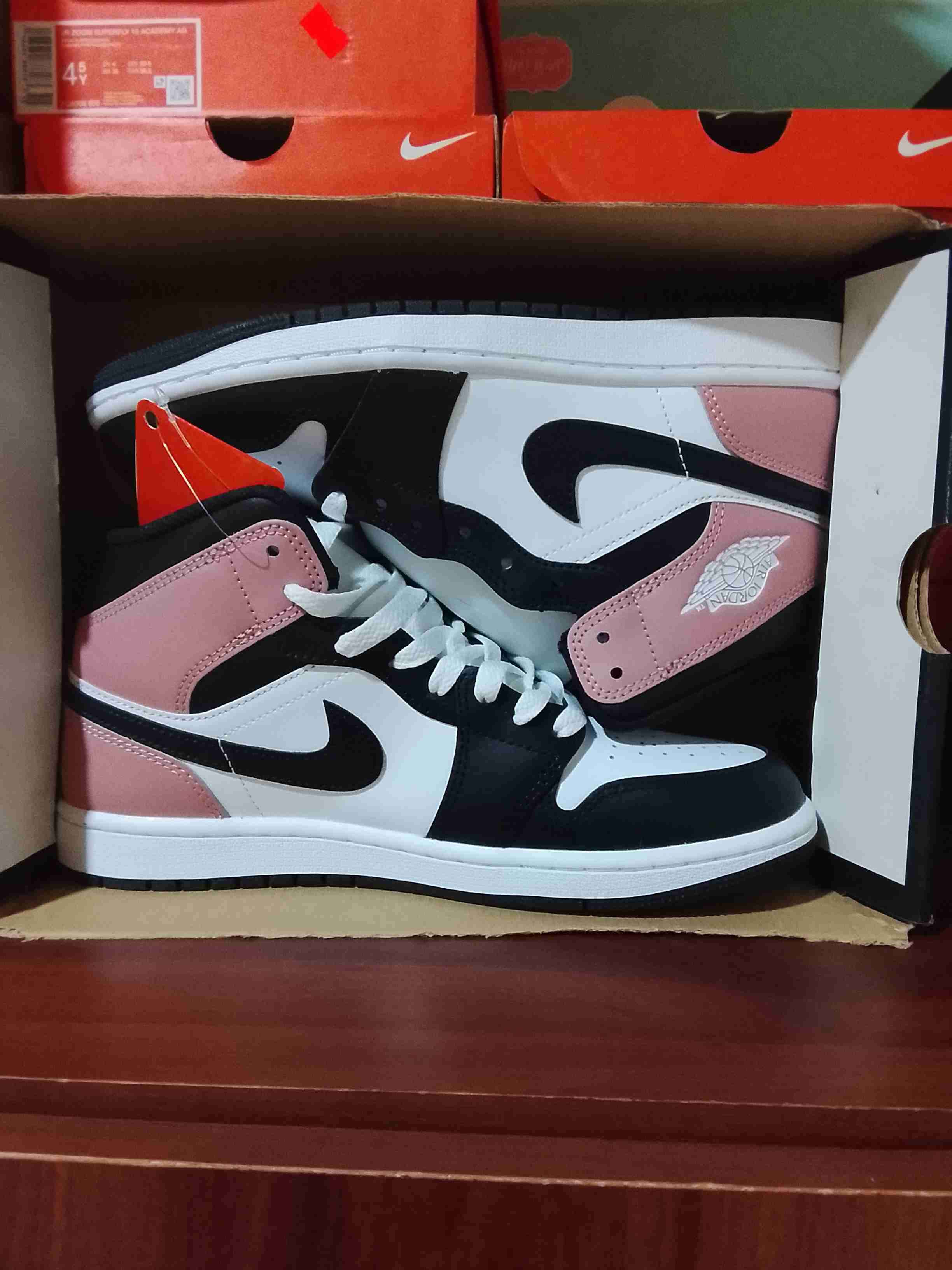Zapatillas deportivas blancas y rosas - 1