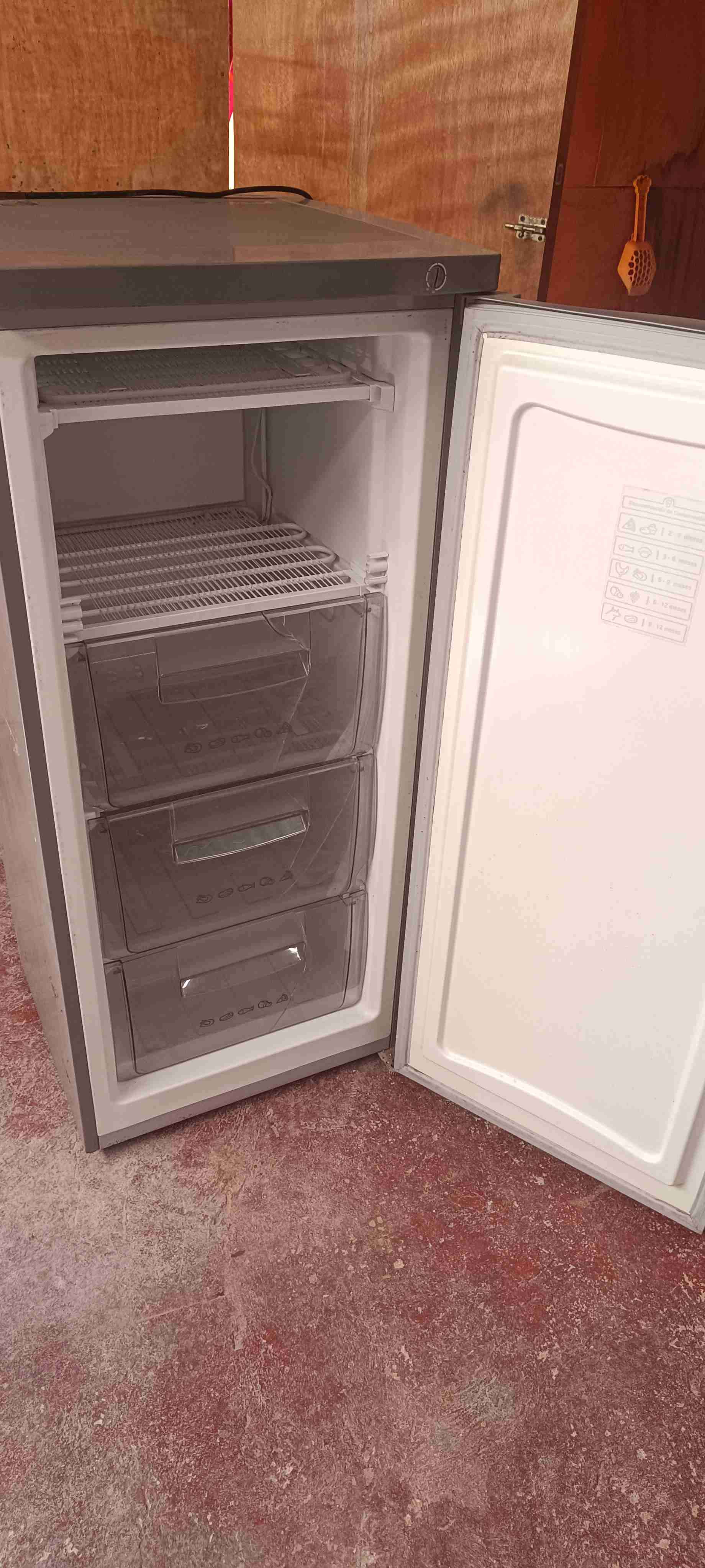 Congelador vertical compacto - miniatura 1