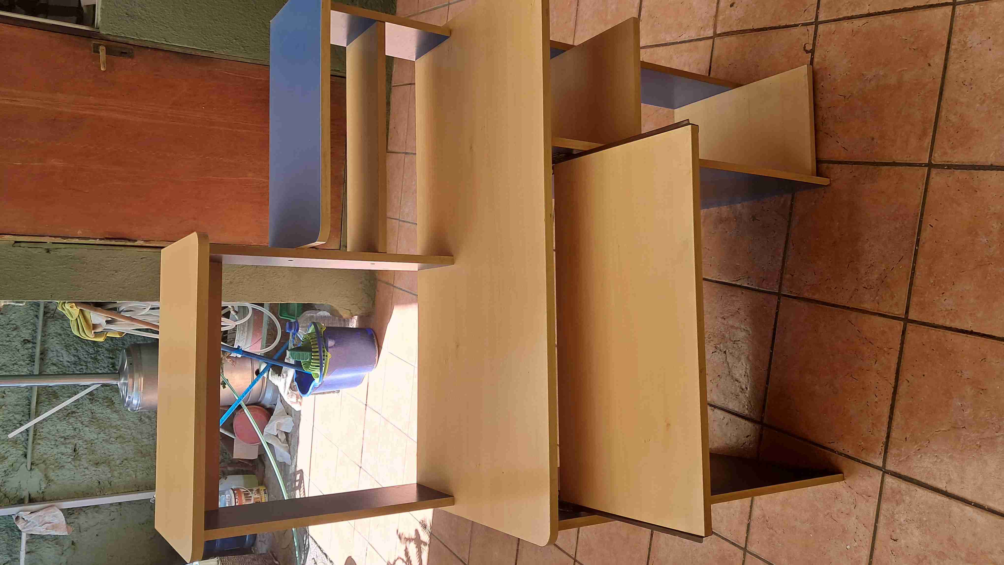 Escritorio con estantes de madera - miniatura 1