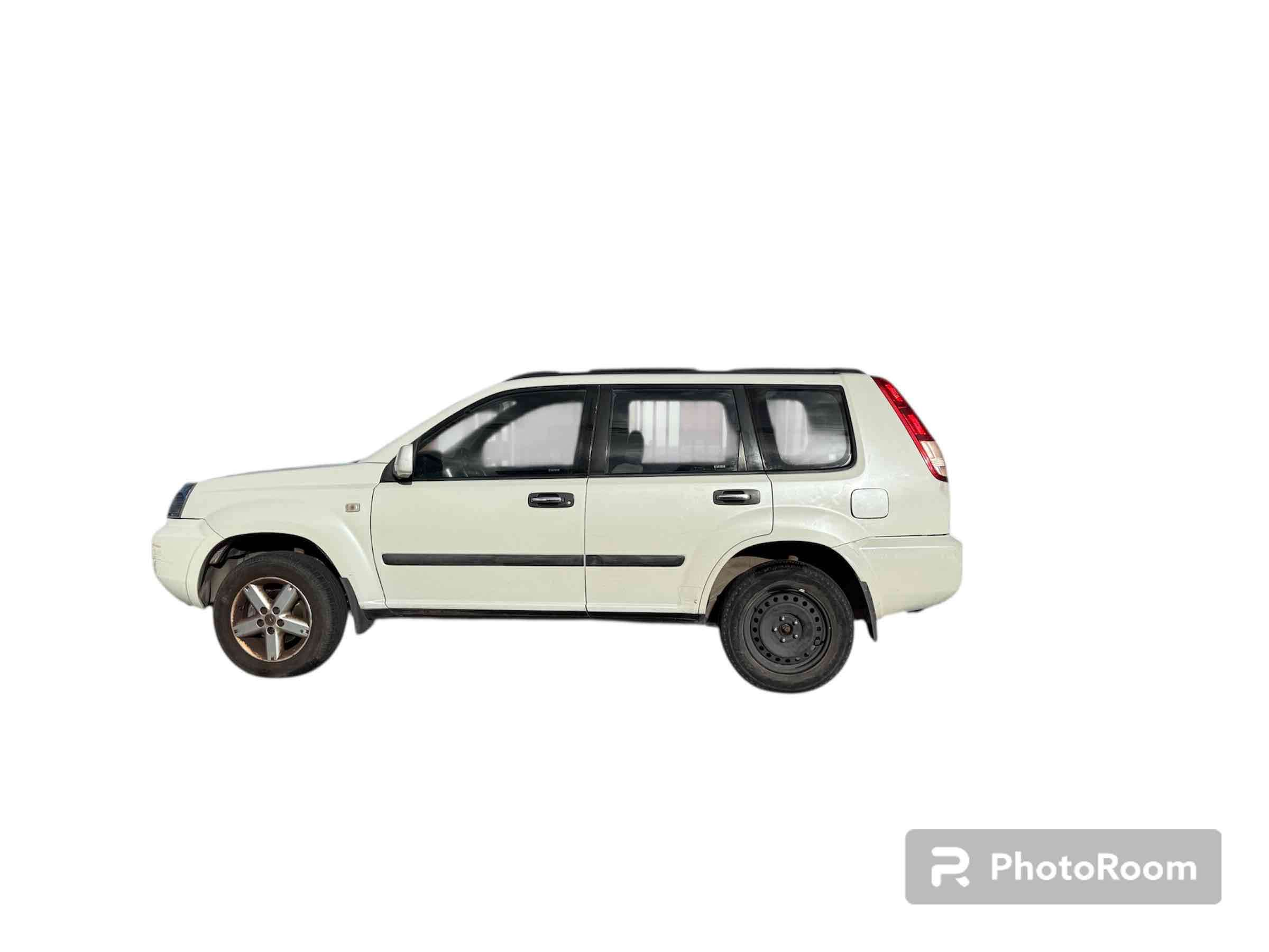 Camioneta SUV blanca Nissan xtrail - miniatura 2
