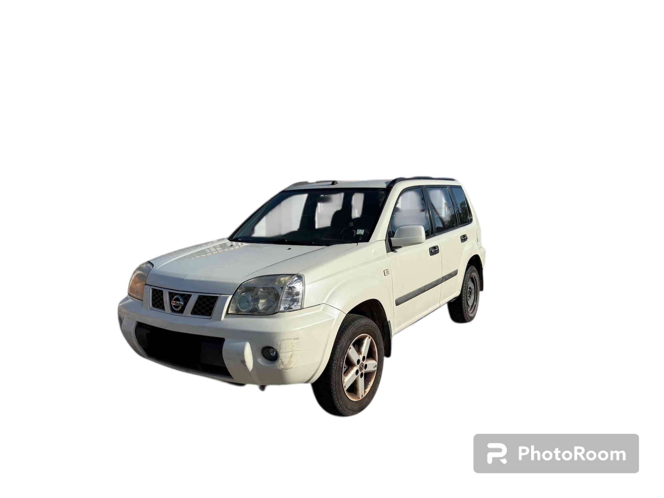 Camioneta SUV blanca Nissan xtrail - miniatura 3