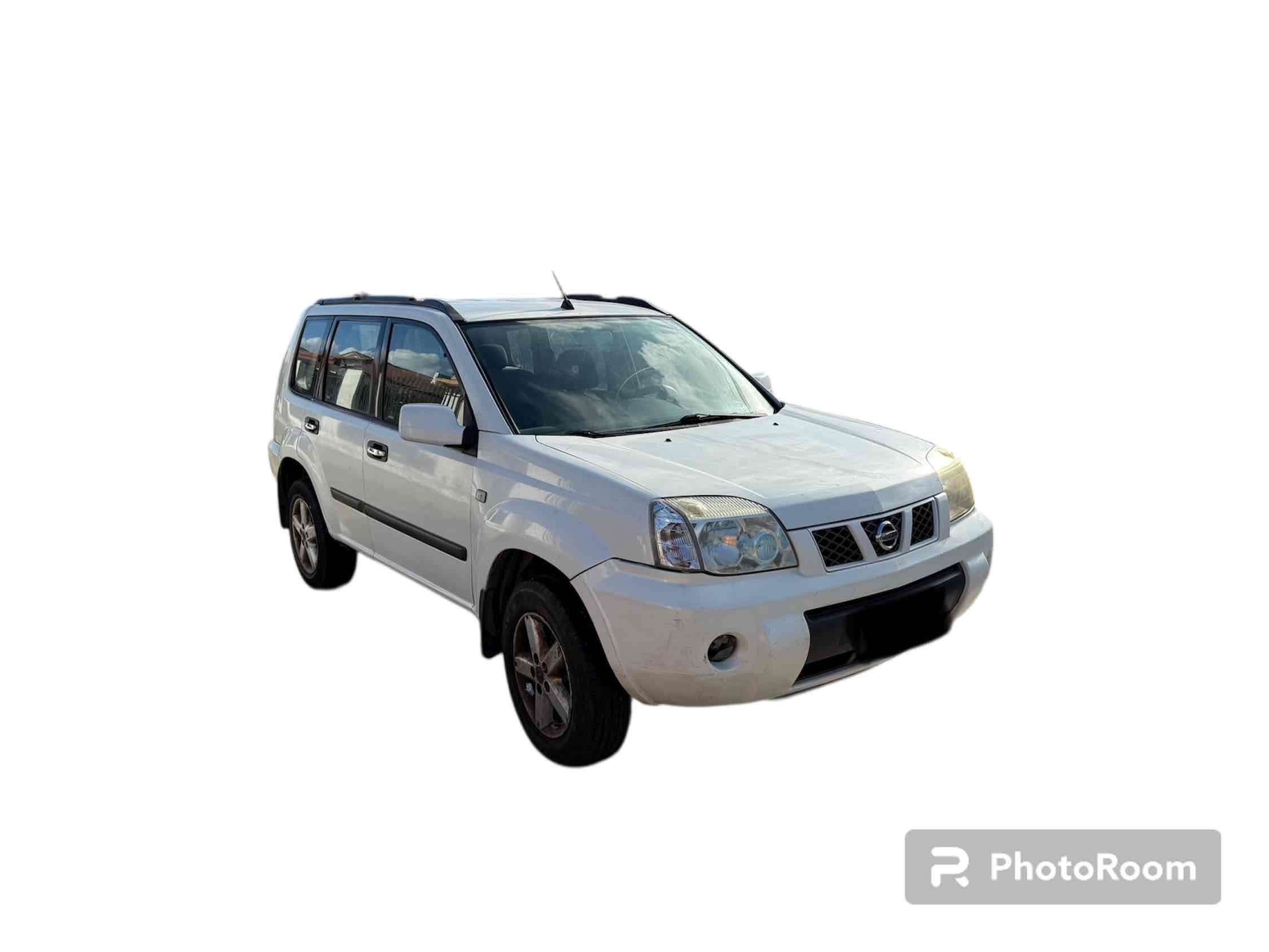 Camioneta SUV blanca Nissan xtrail - miniatura 4