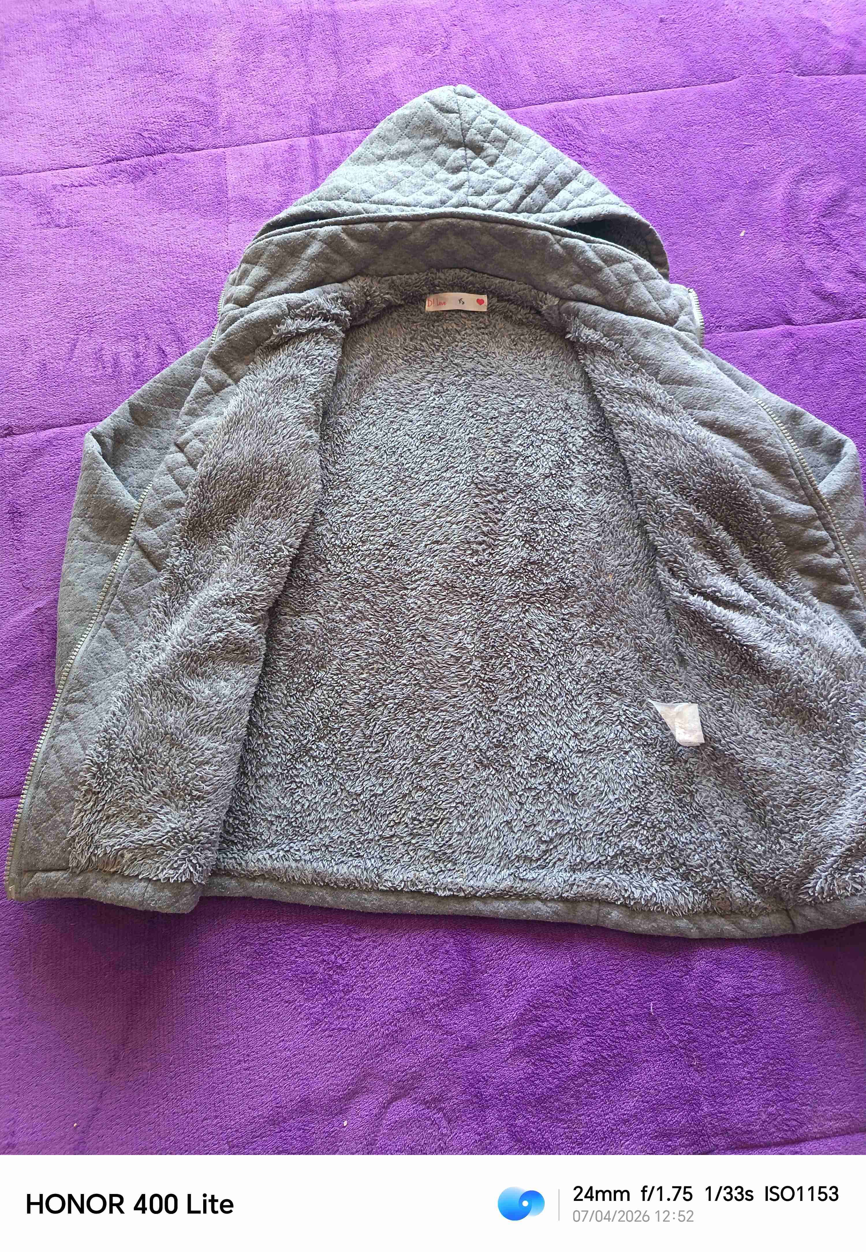 Chaqueta acolchada gris con capucha - miniatura 2