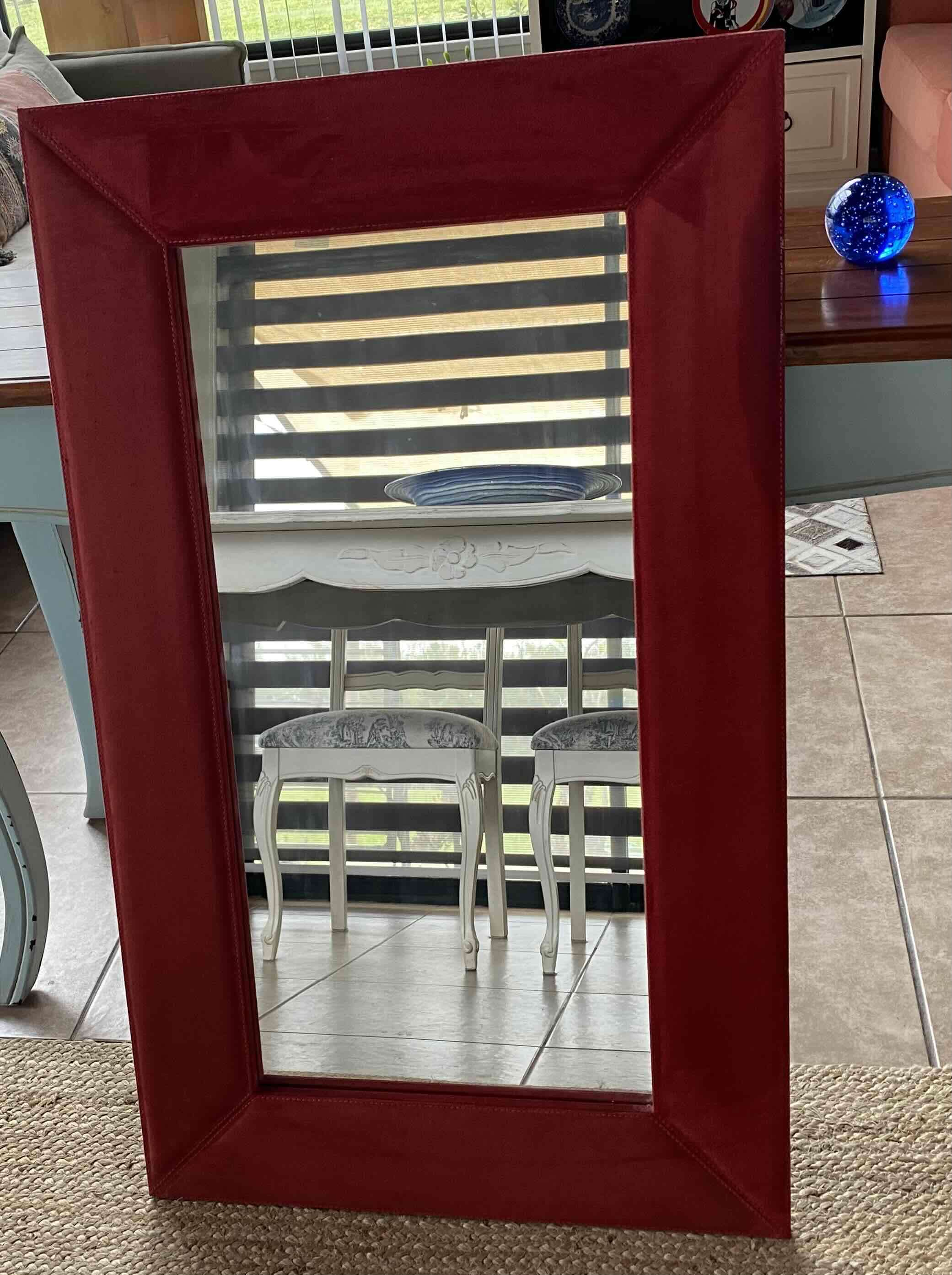 Espejo decorativo con marco rojo - miniatura 1