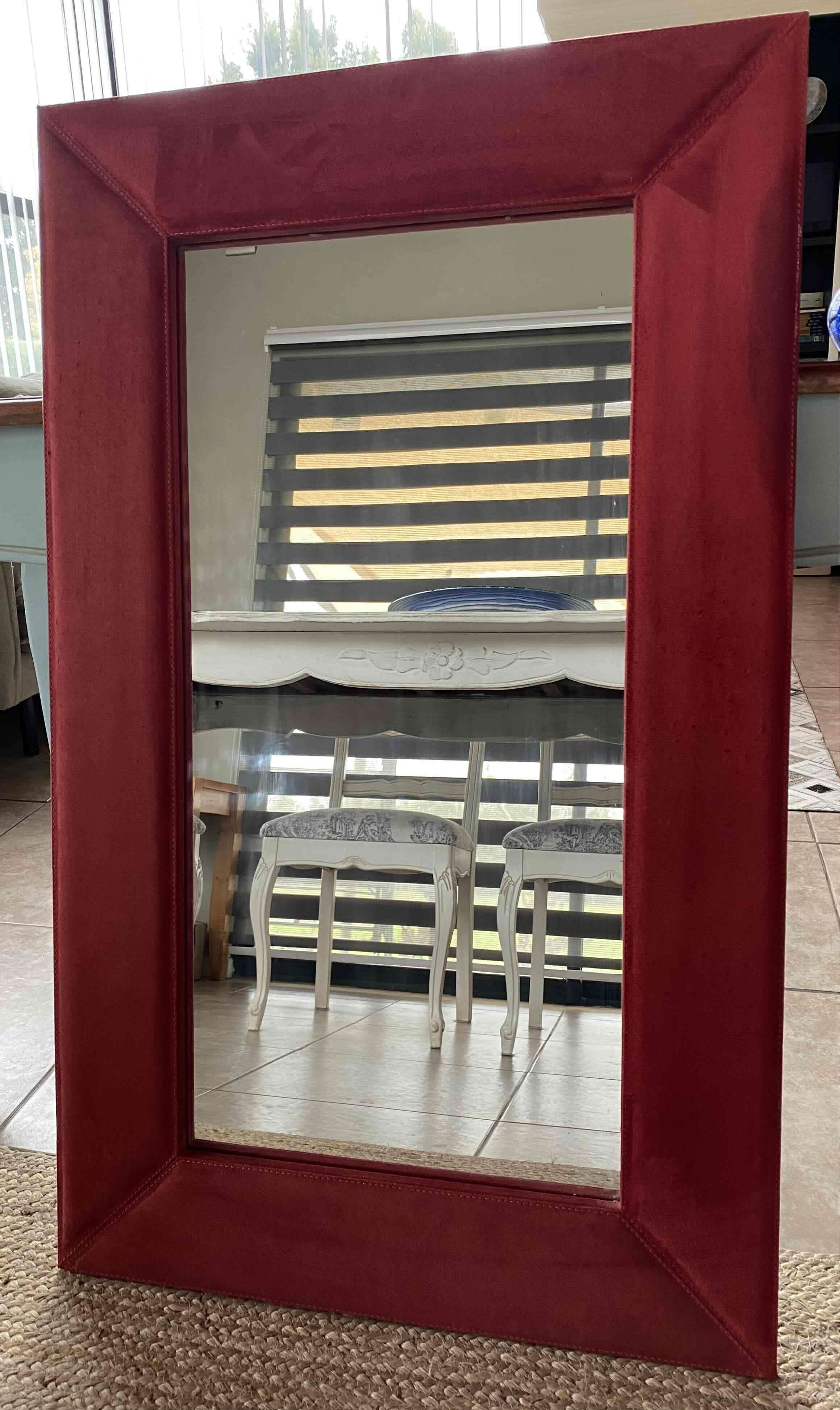 Espejo decorativo con marco rojo - miniatura 2