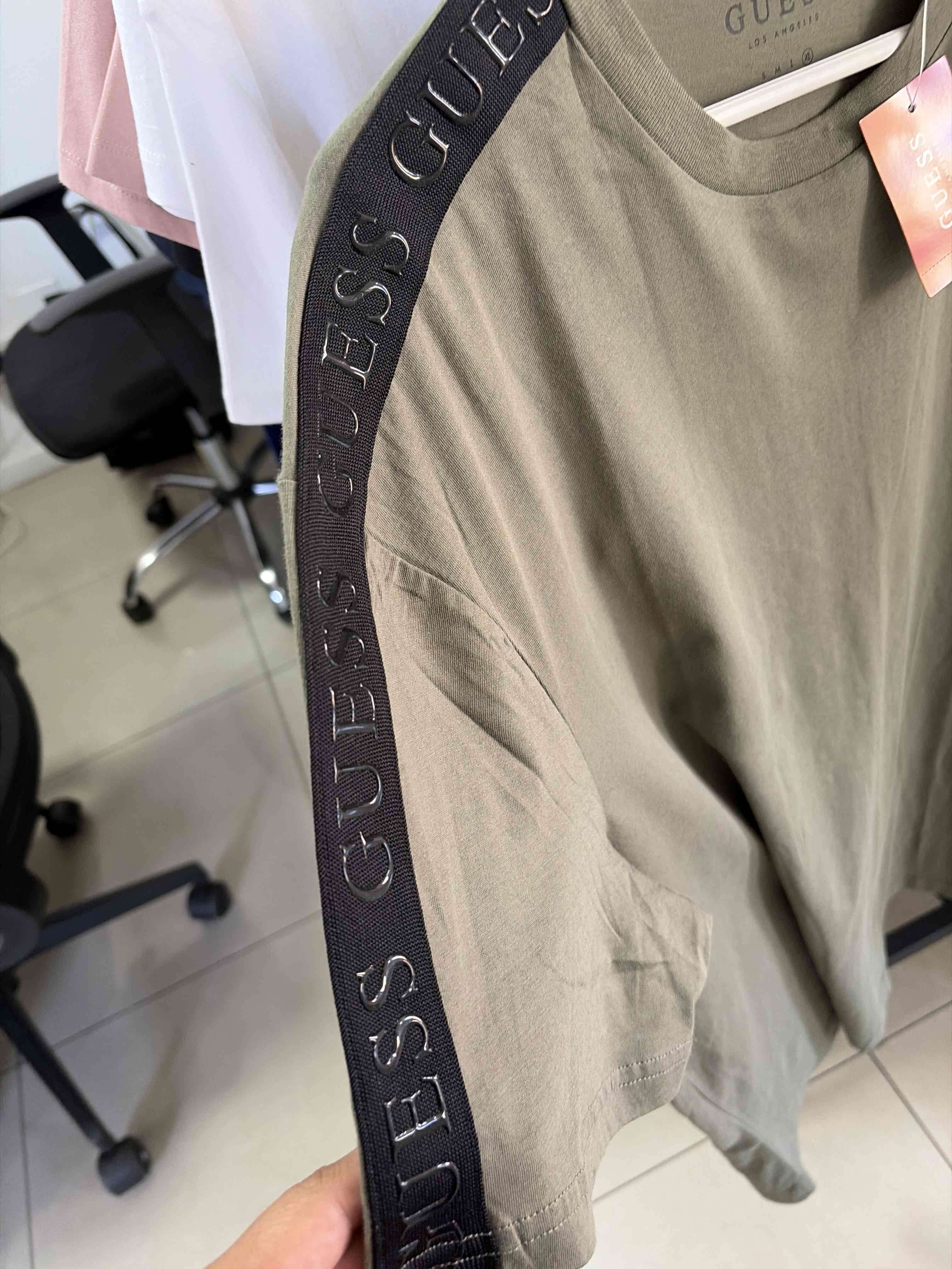 Polera verde Guess con logo - miniatura 2