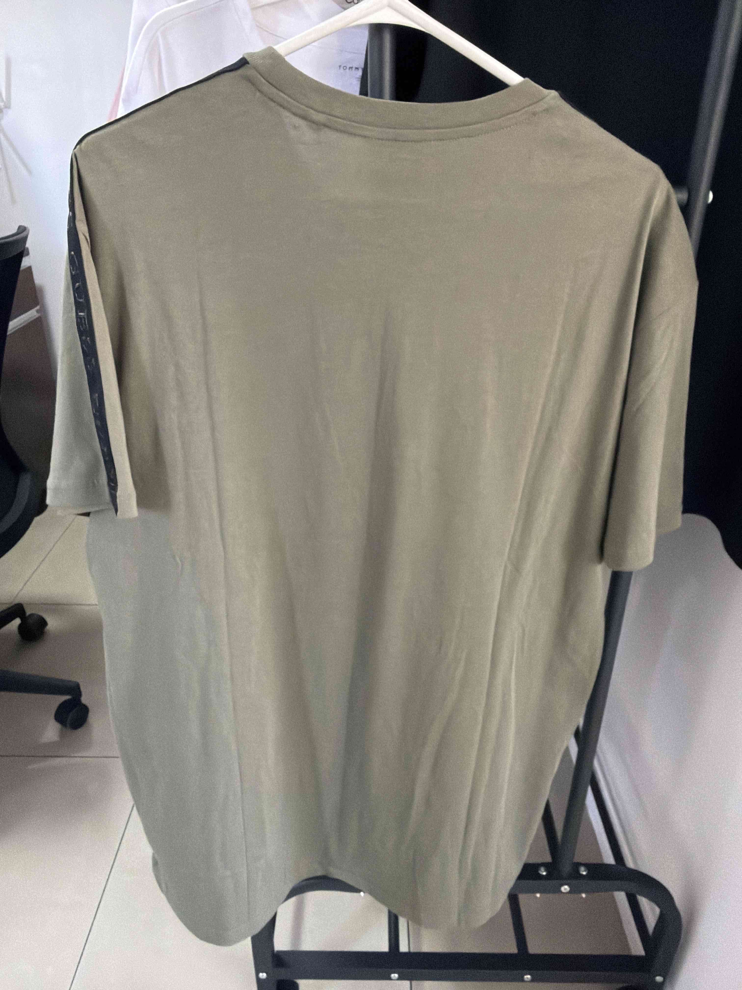 Polera verde Guess con logo - miniatura 4