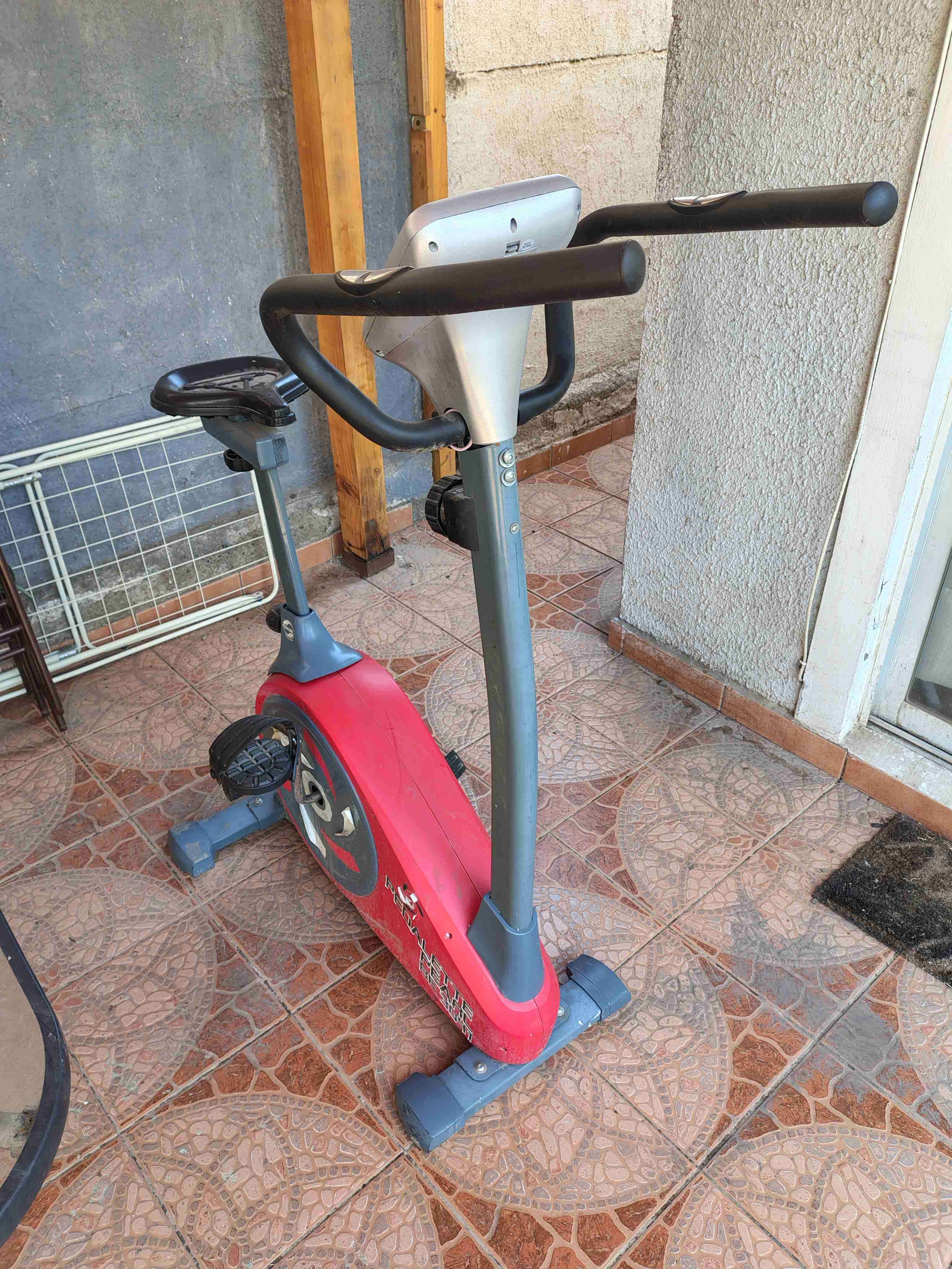 Bicicleta estática roja - miniatura 1