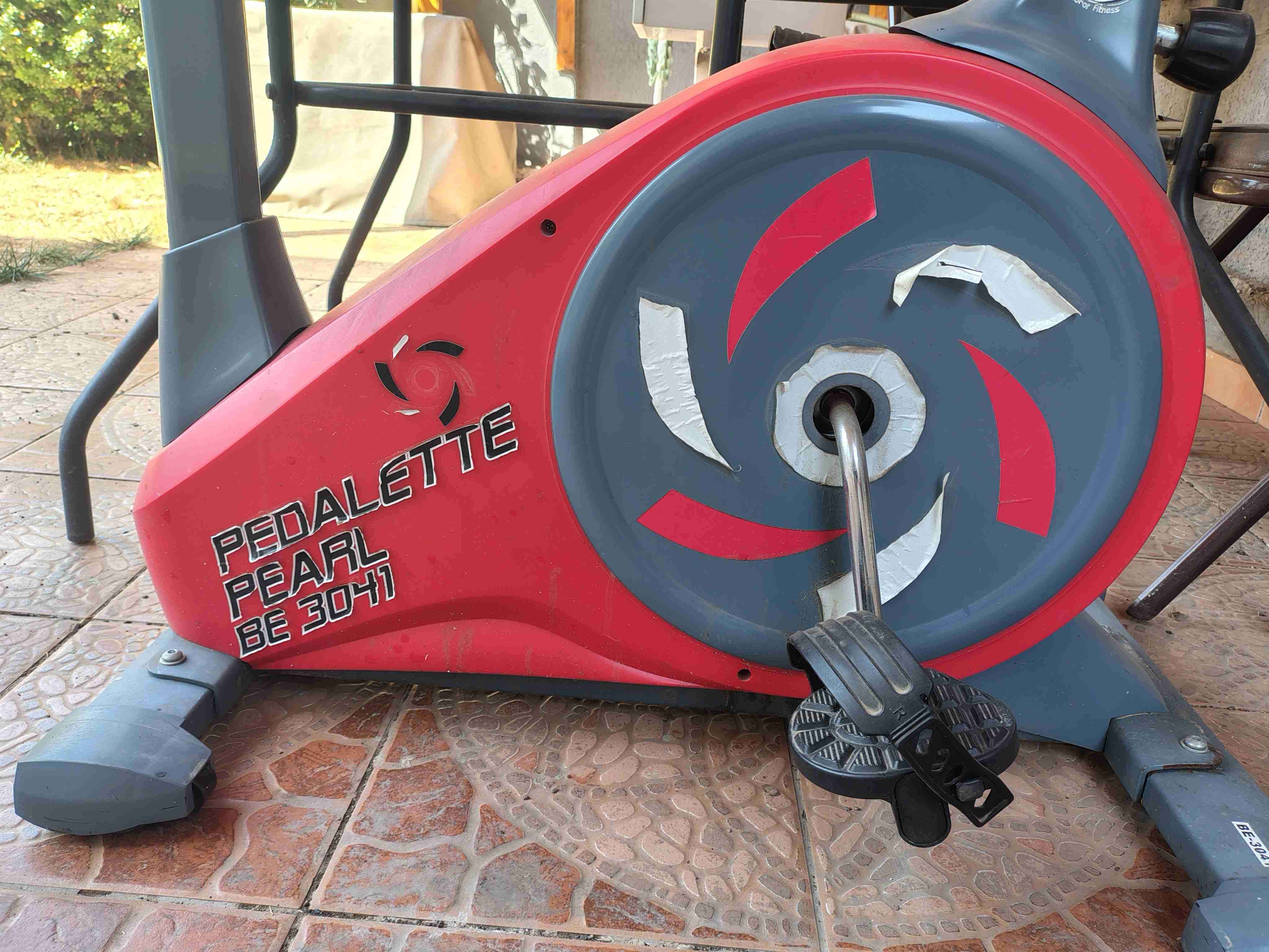 Bicicleta estática roja - miniatura 2