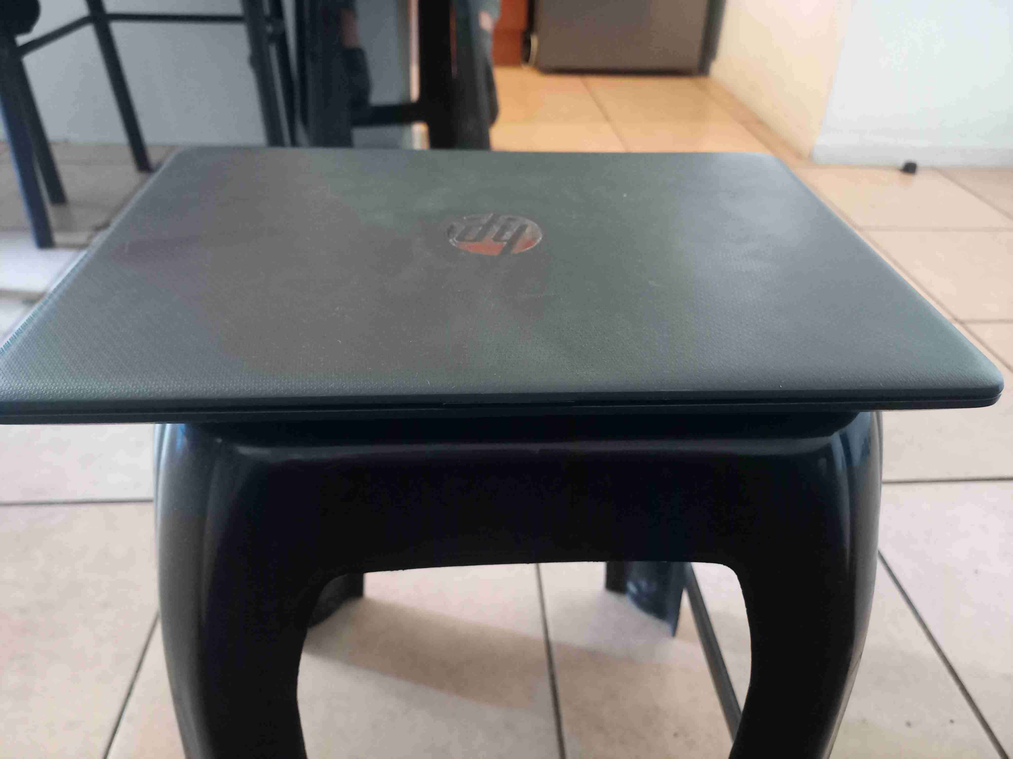 Notebook HP negro en buen estado - miniatura 2