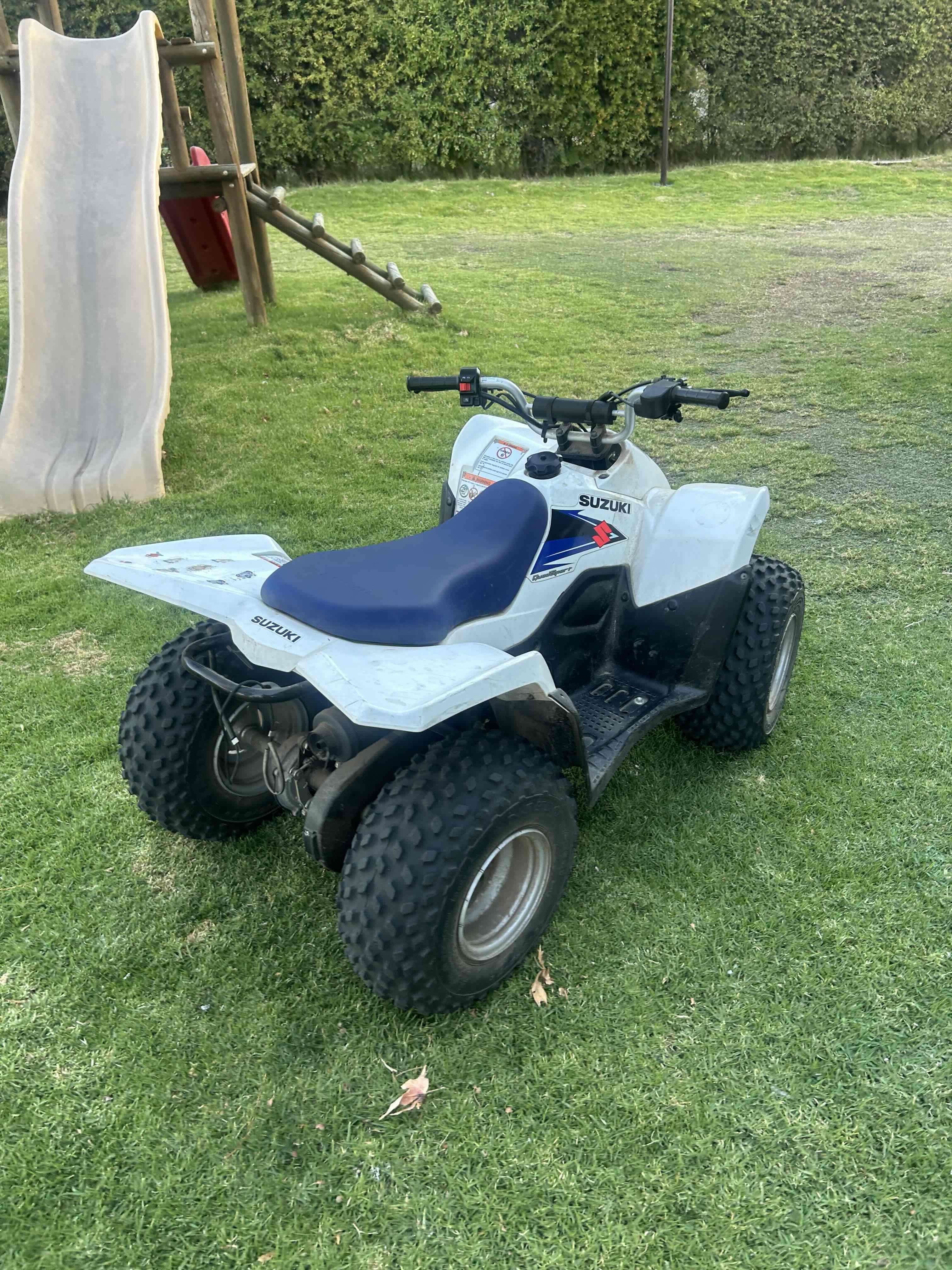 Cuatrimoto Suzuki blanca - miniatura 2