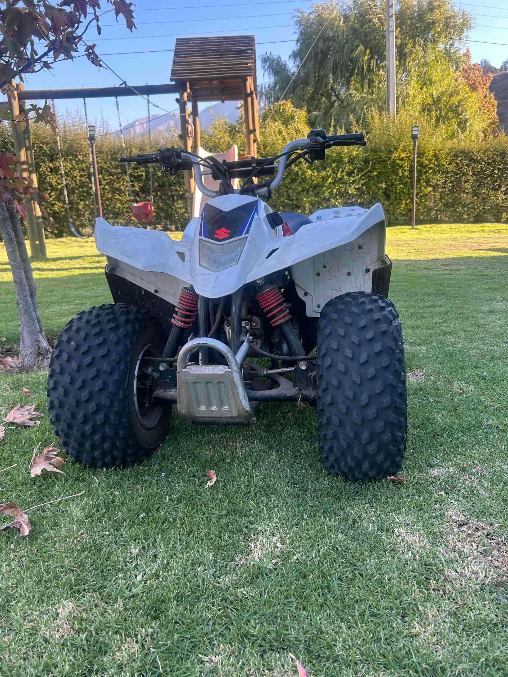 Cuatrimoto Suzuki blanca - miniatura 3