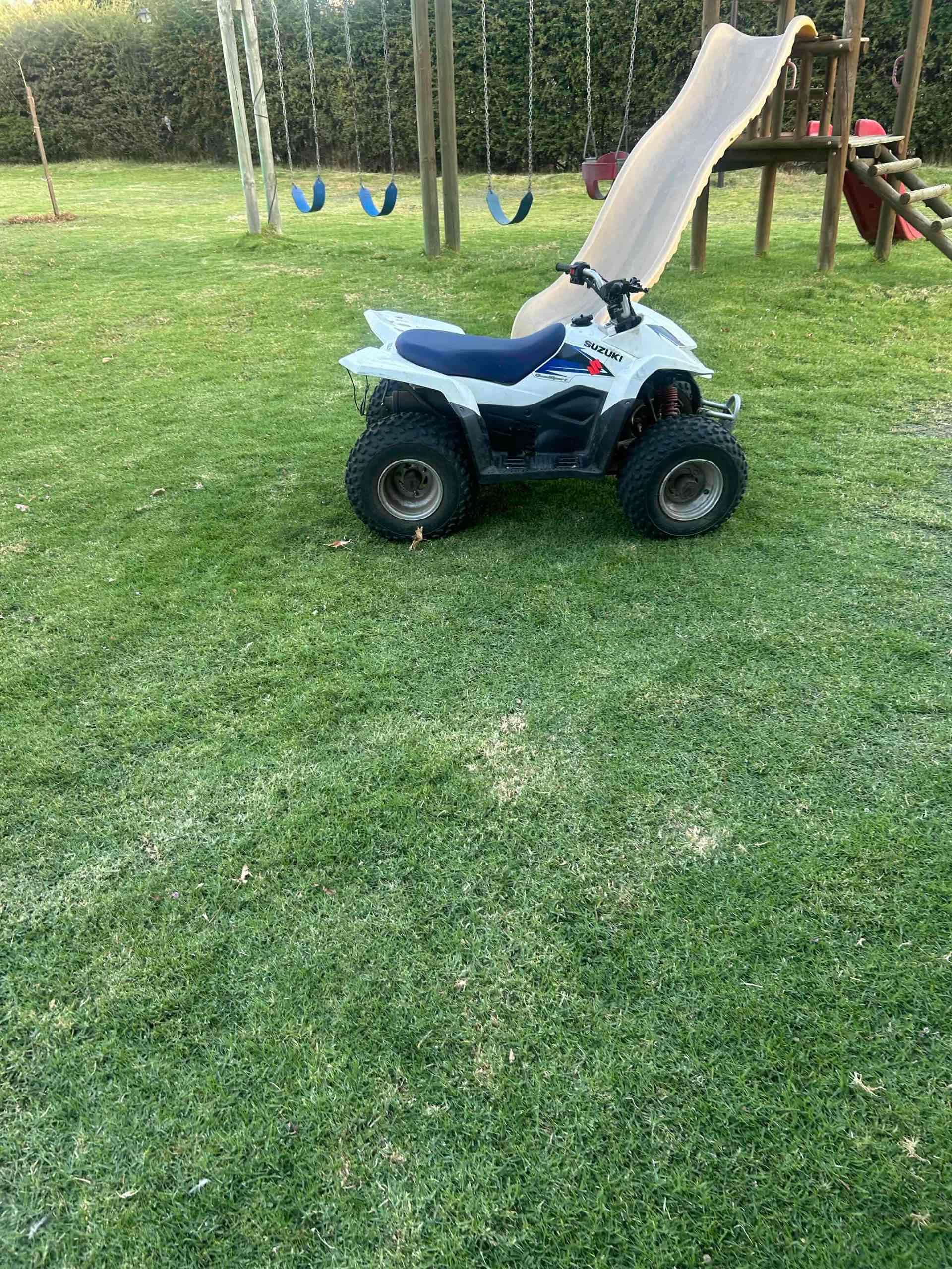 Cuatrimoto Suzuki blanca - miniatura 4