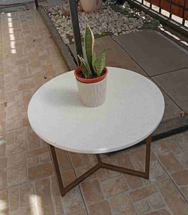 Mesa de centro redonda con piedra de cuarzo blanca