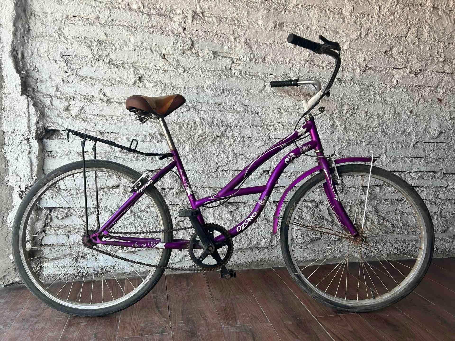 Bicicleta urbana violeta