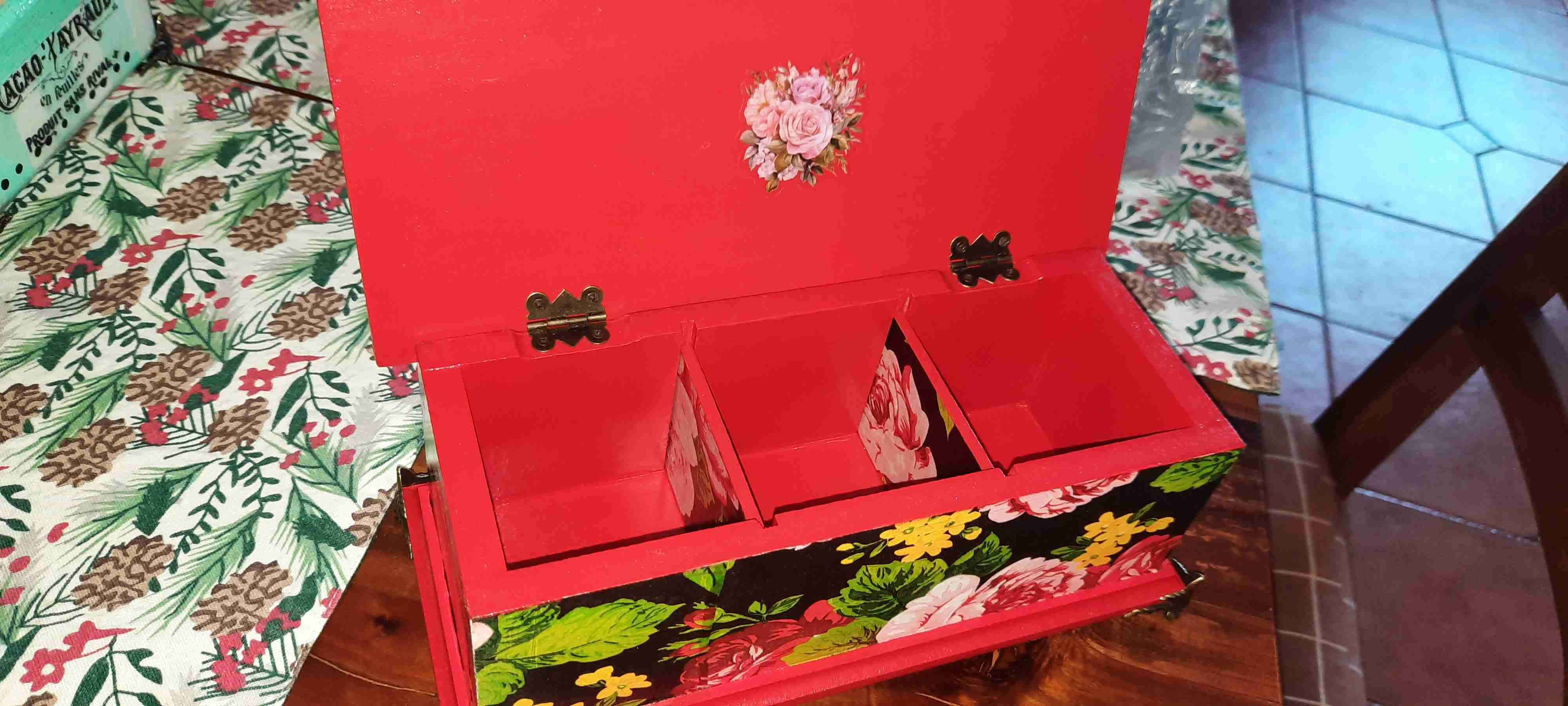 Caja decorativa floral roja - 2