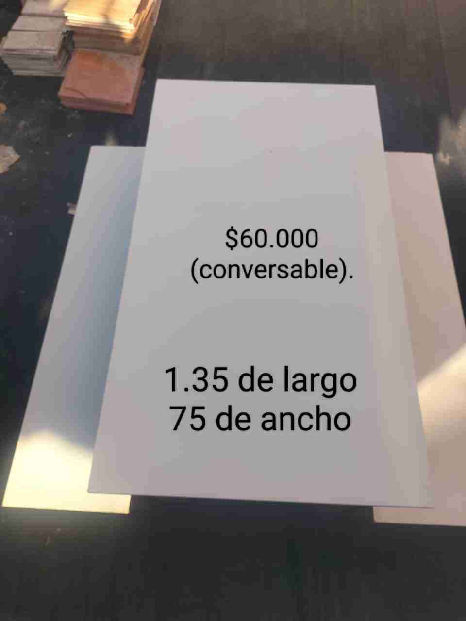 Mesa con bancos de madera - miniatura 1