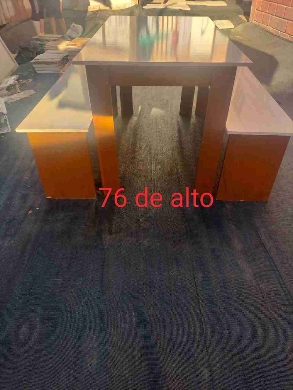 Mesa con bancos de madera - miniatura 2