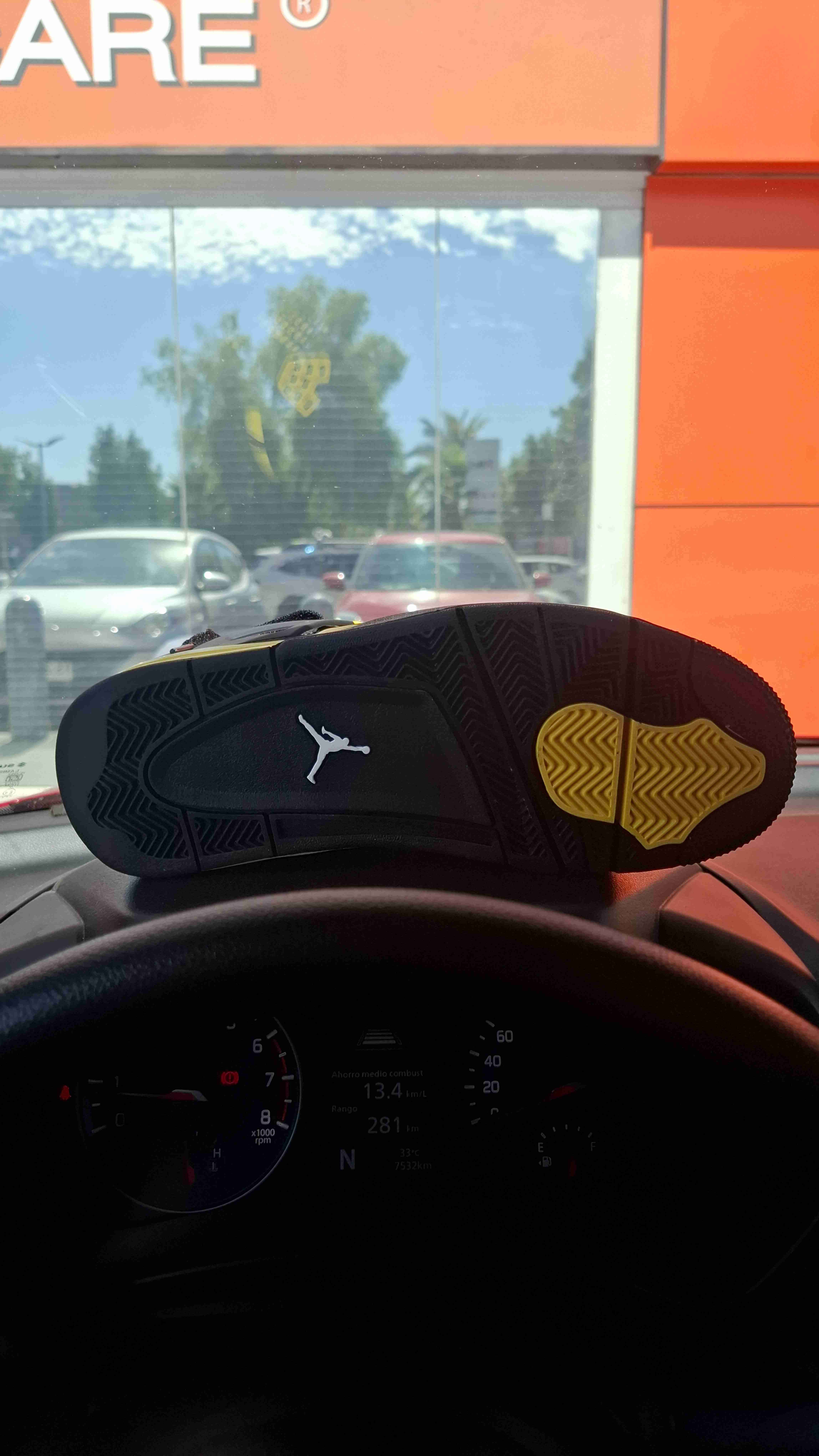 Jordan 4 thunder yellow - miniatura 2