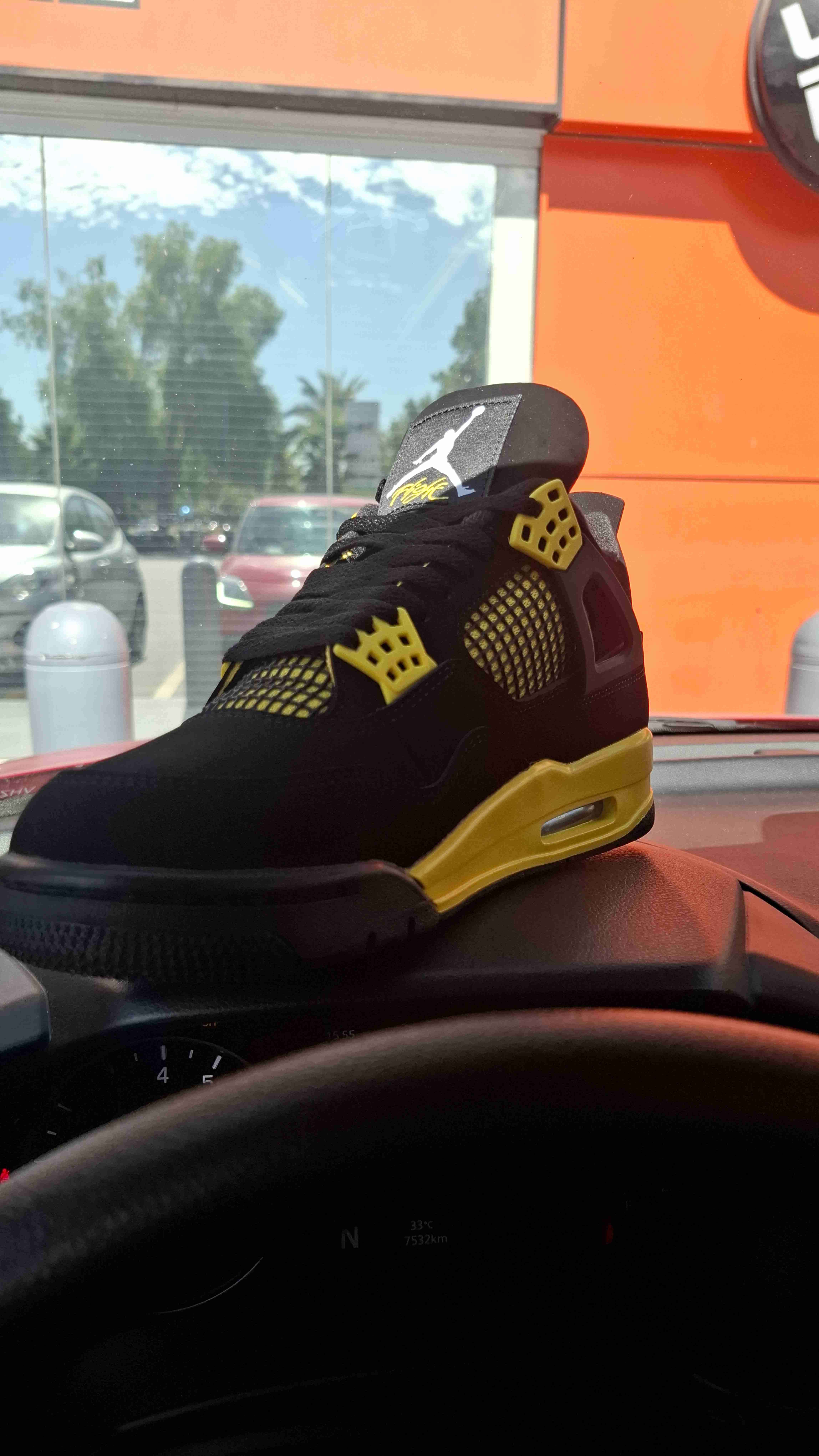 Jordan 4 thunder yellow - miniatura 3