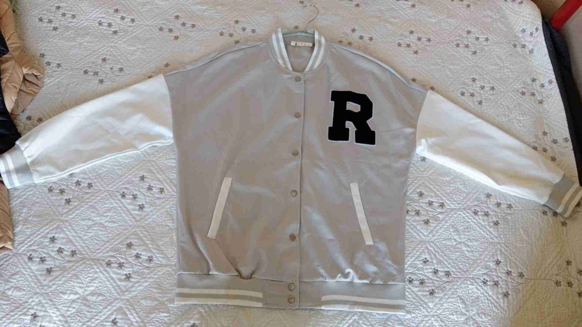 Chaqueta varsity gris y blanca - 1