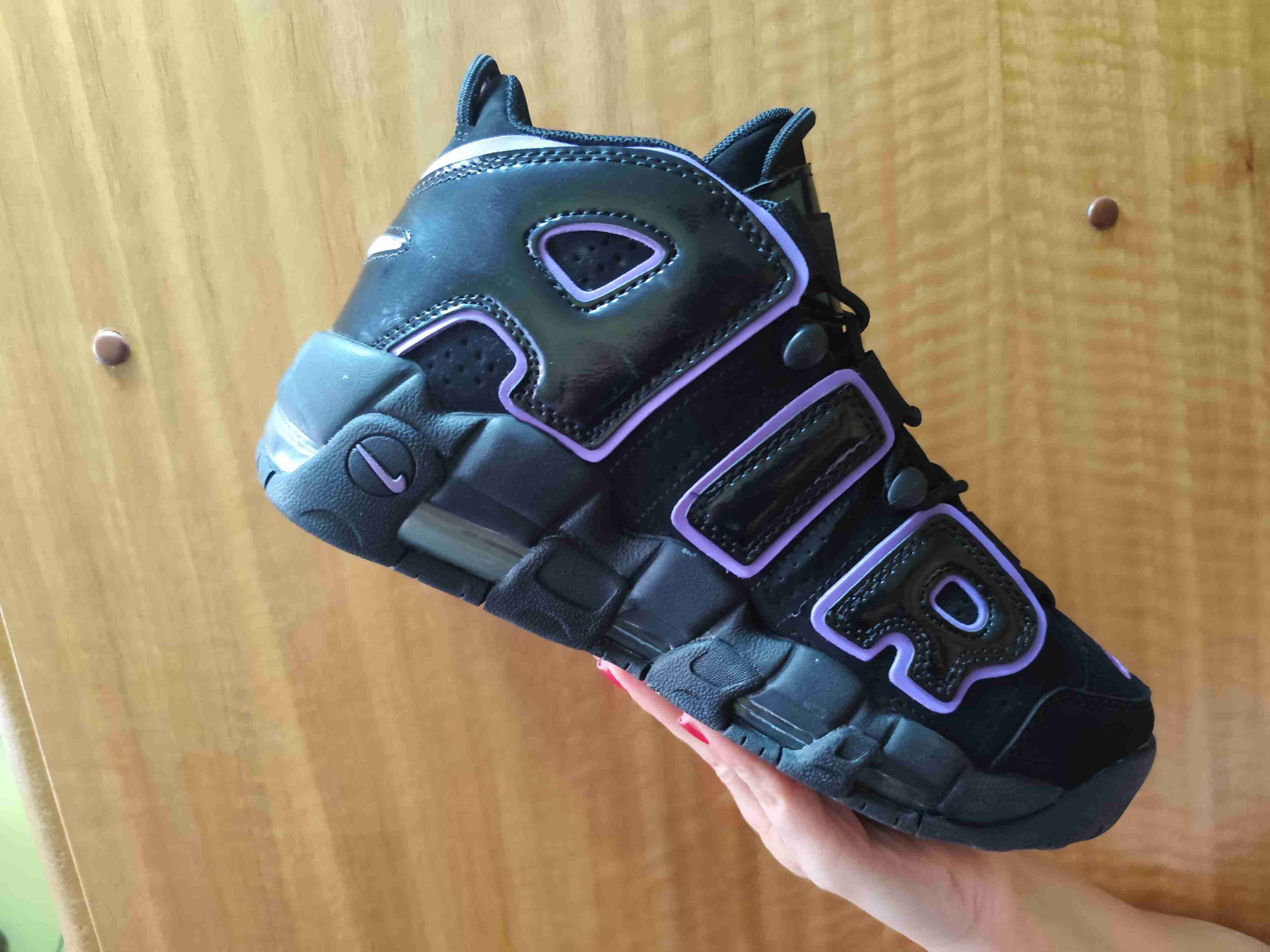 Zapatilla deportiva negra con diseño AIR - 1