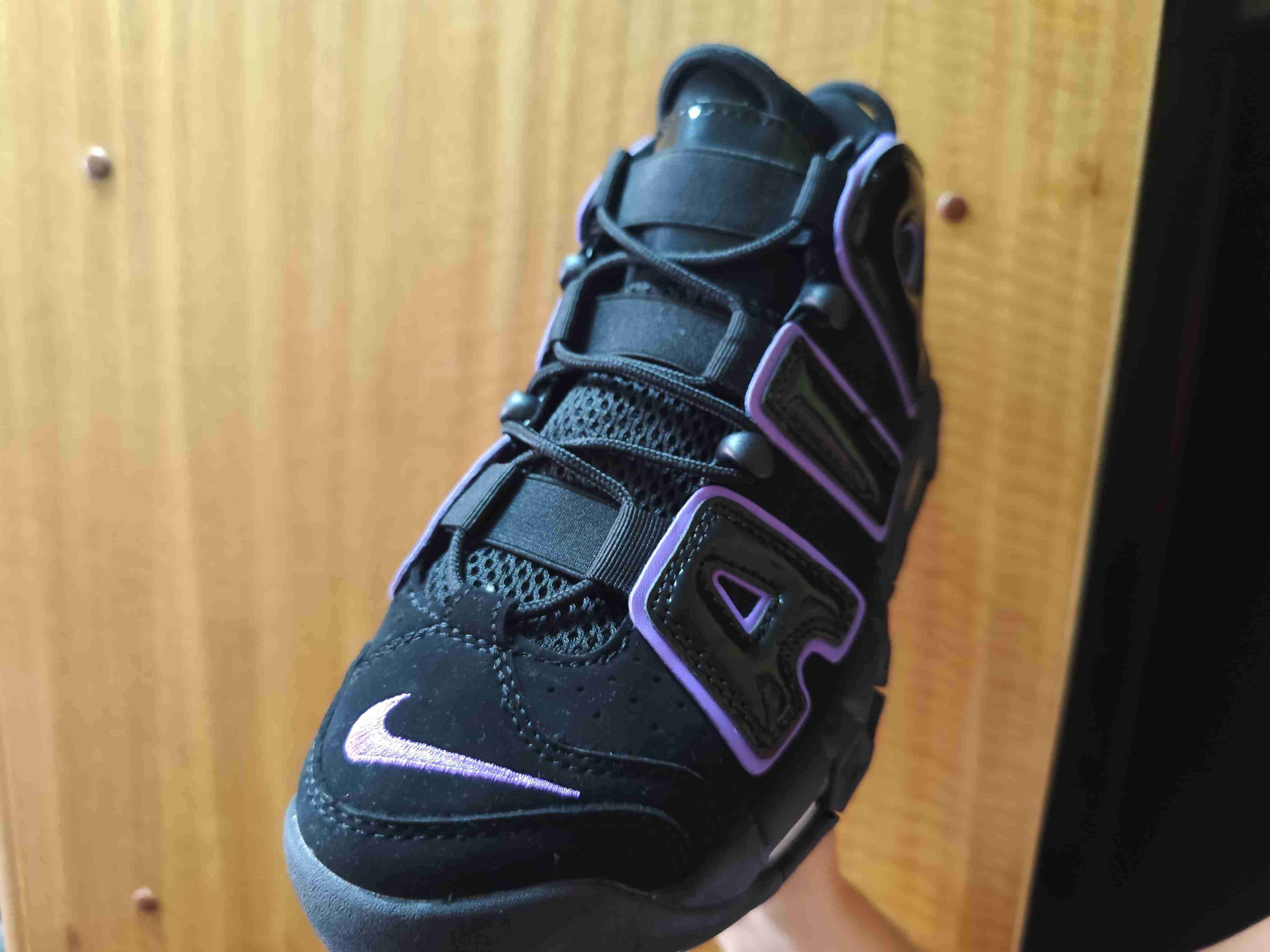 Zapatilla deportiva negra con diseño AIR - 2