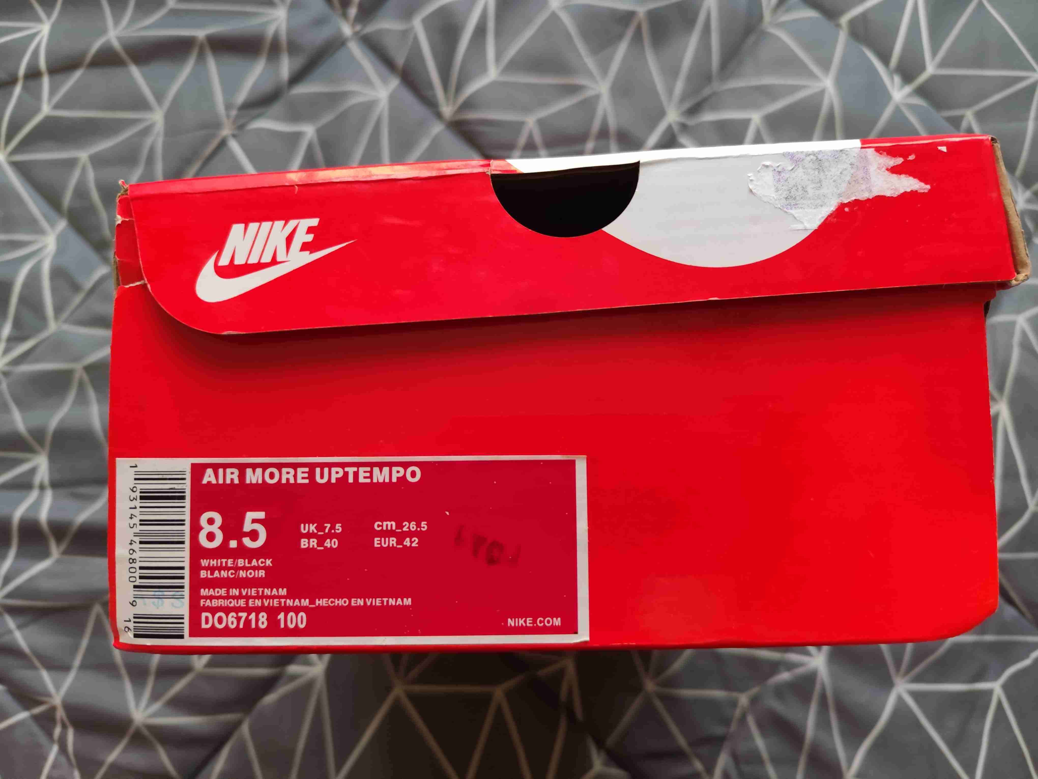 Zapatilla deportiva negra con diseño AIR - 4