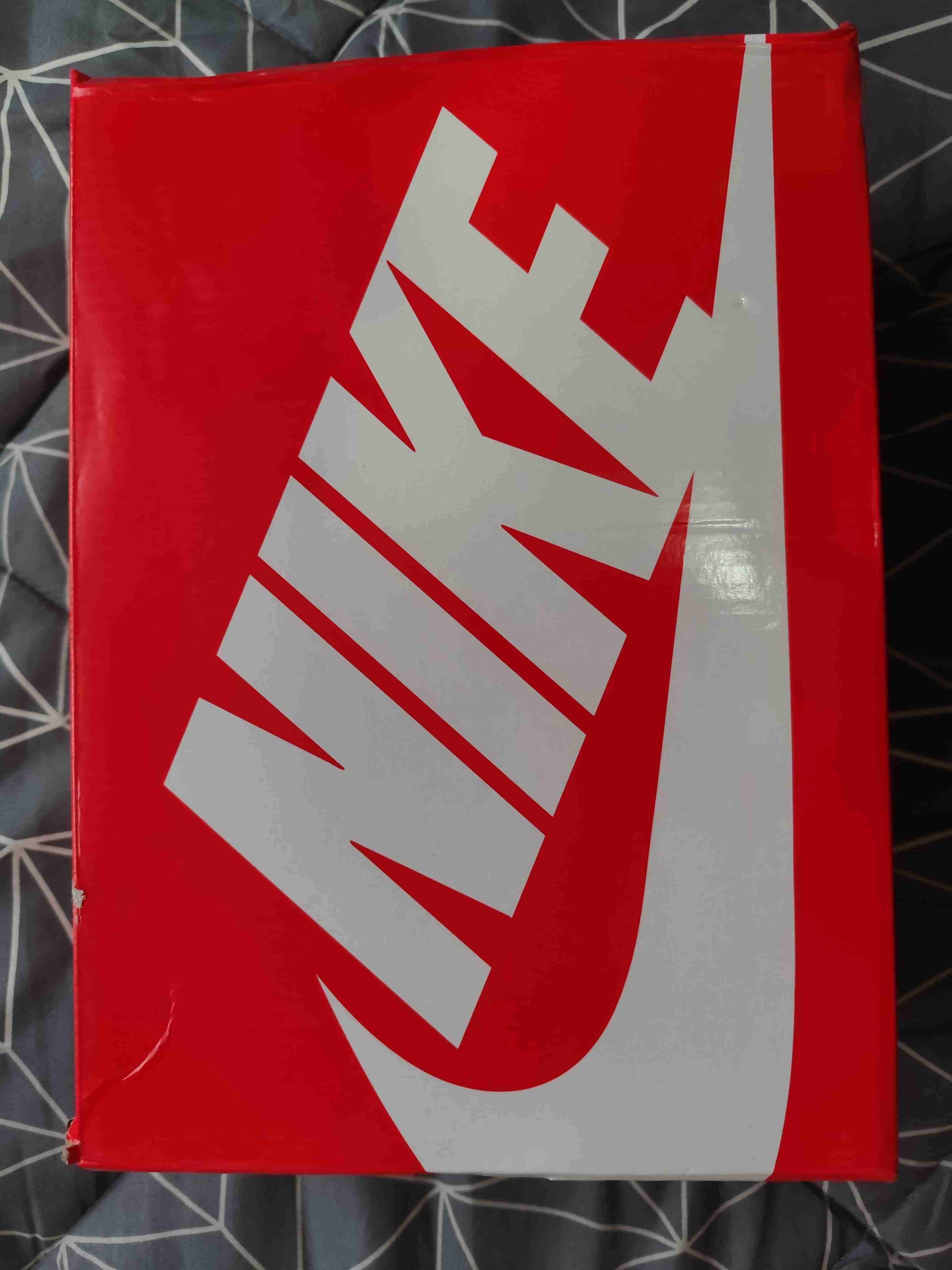 Zapatilla deportiva negra con diseño AIR - 5