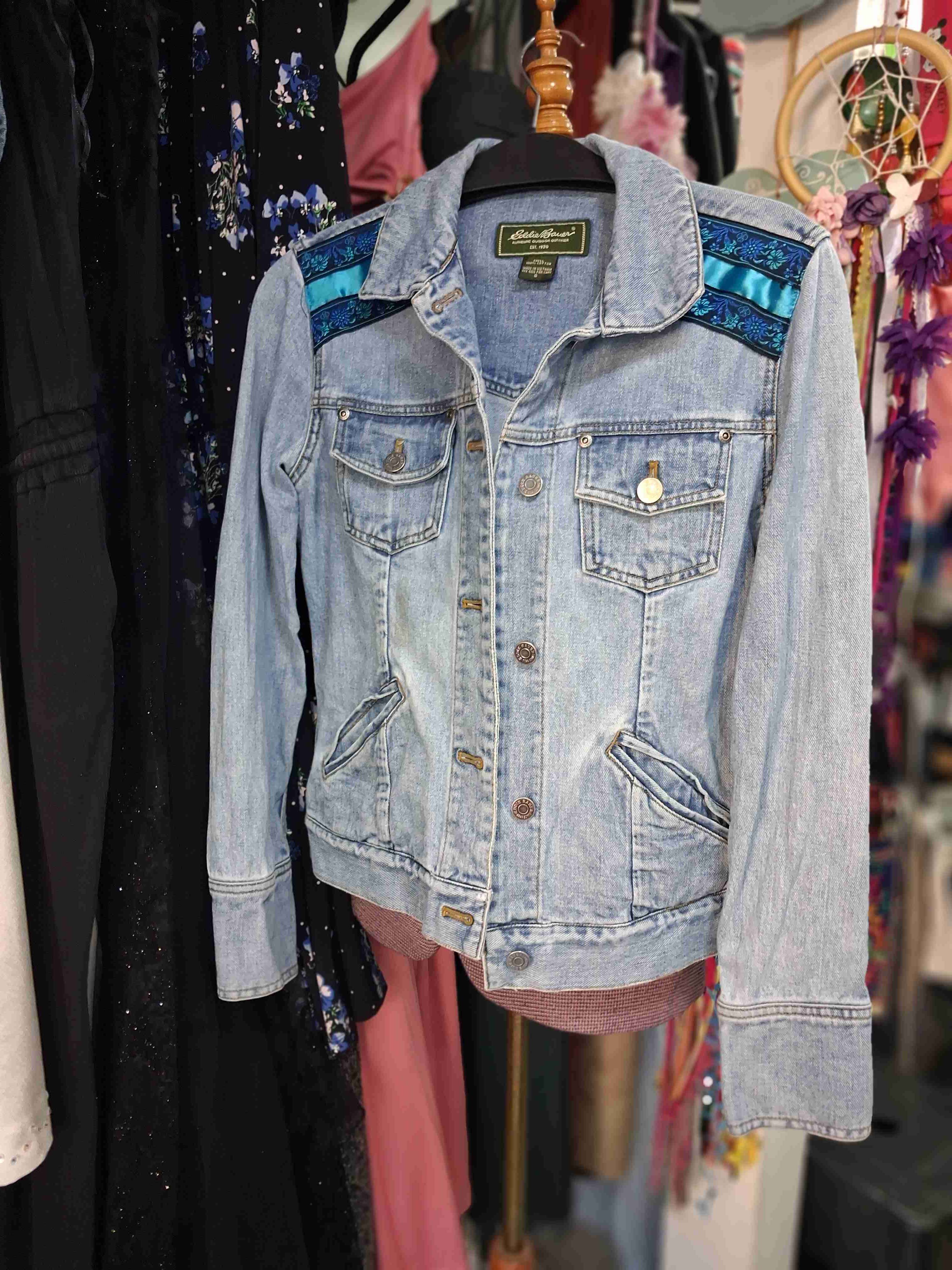 Chaqueta de mezclilla con bordado azul - miniatura 1