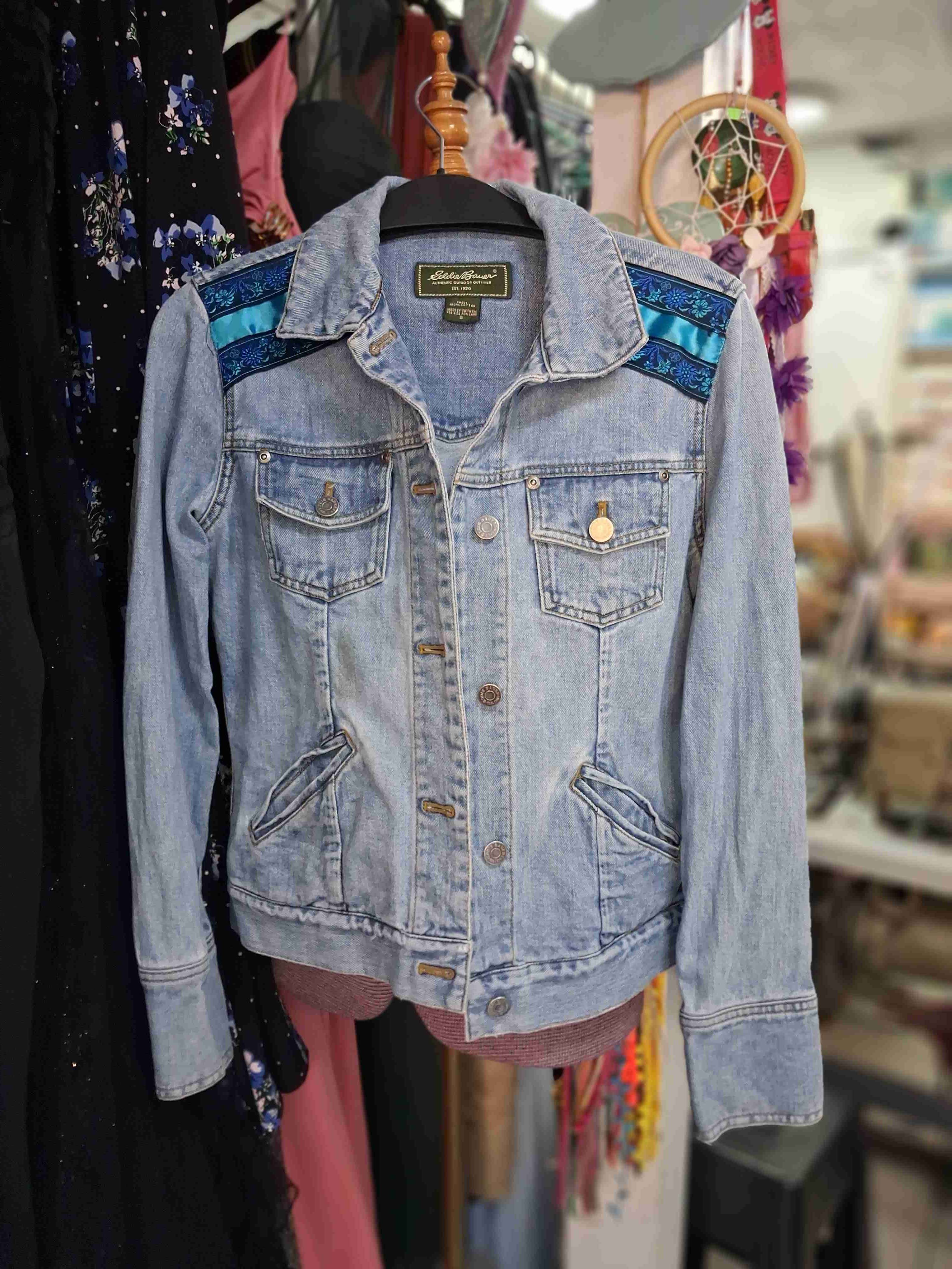 Chaqueta de mezclilla con bordado azul - miniatura 2