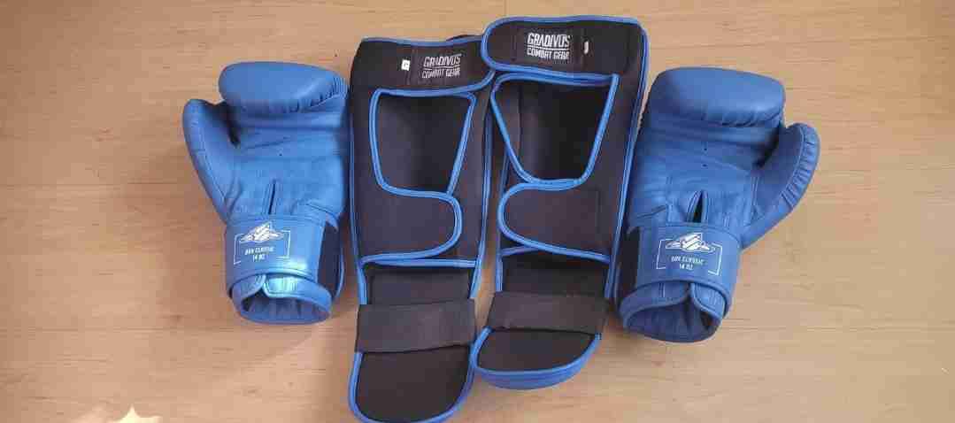 Guantes de boxeo azules y protectores - 1
