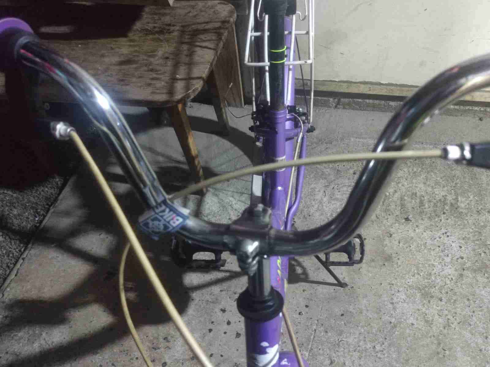 Bicicleta infantil morada - miniatura 2