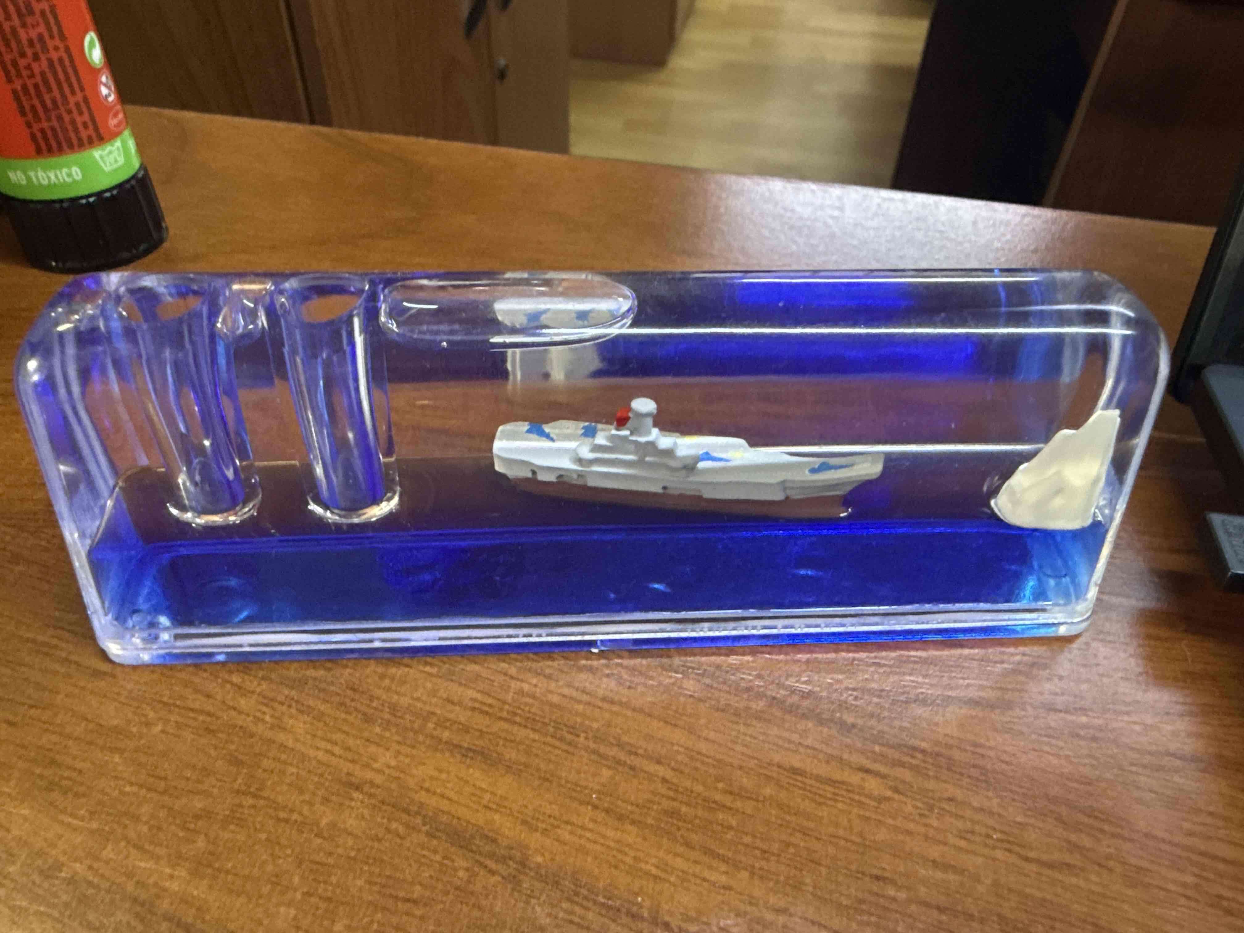 Adorno de barco en plexiglás con movimiento