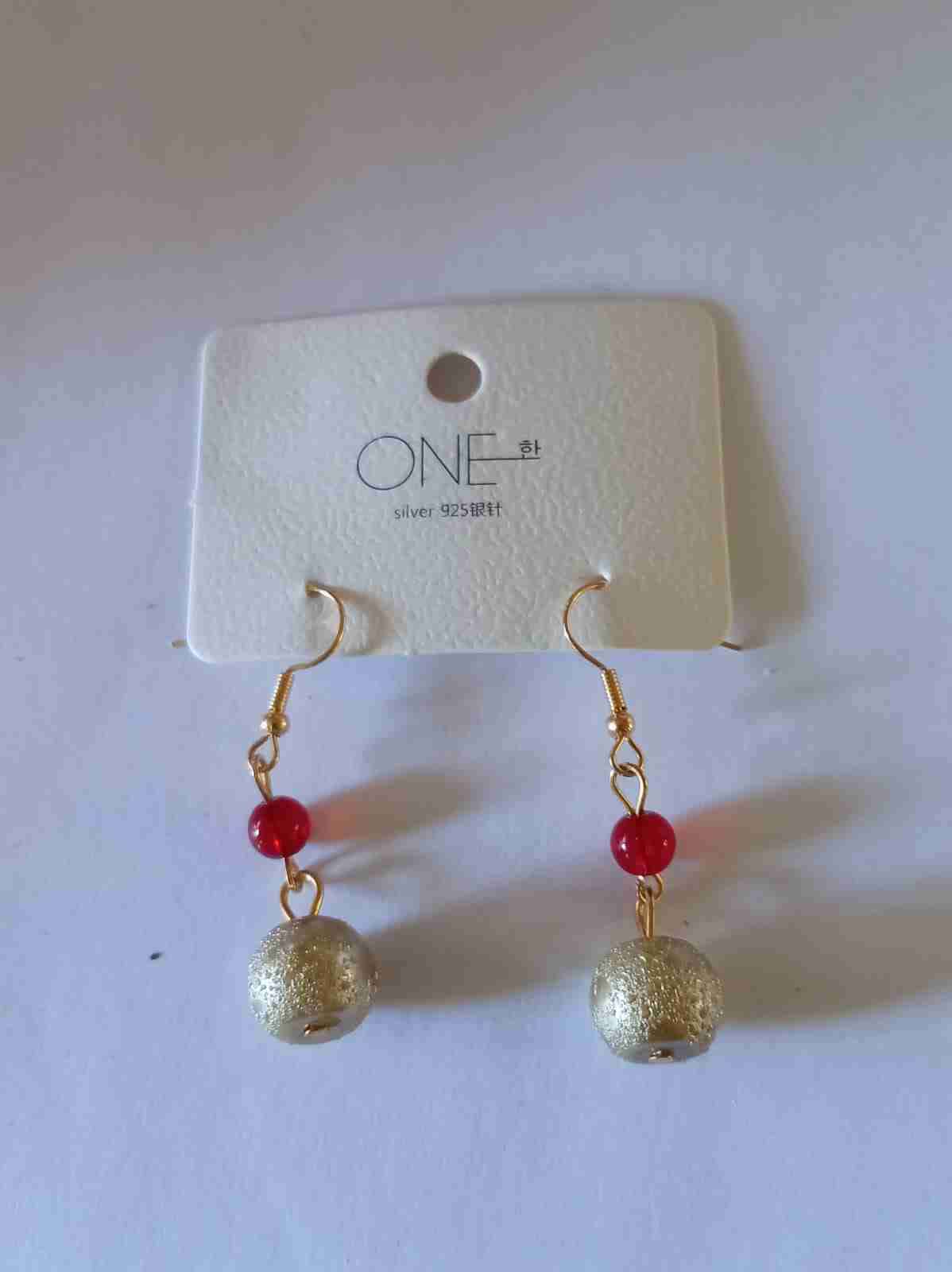 Aros colgantes dorados y rojos