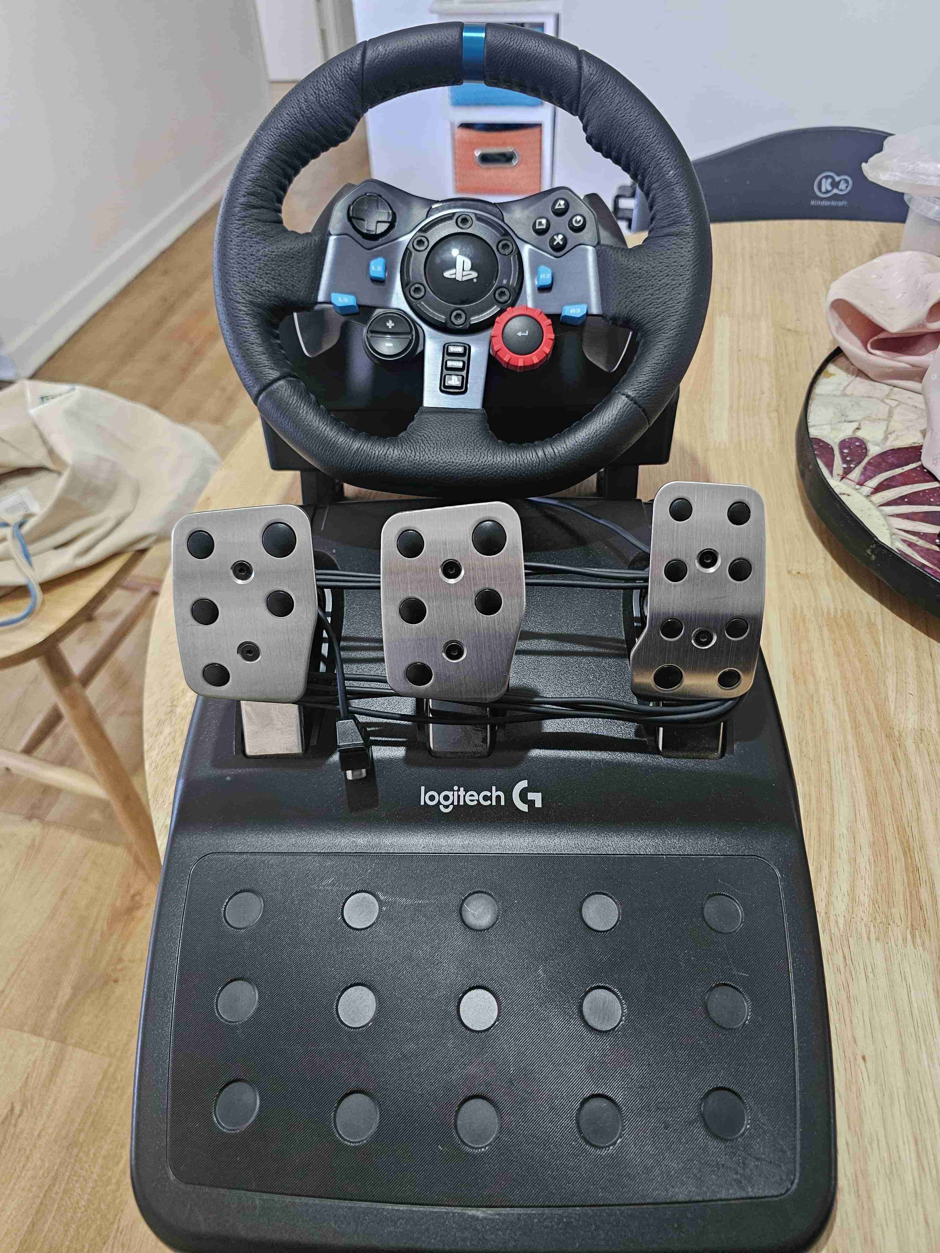 Volante y pedales Logitech para PS4 - 1