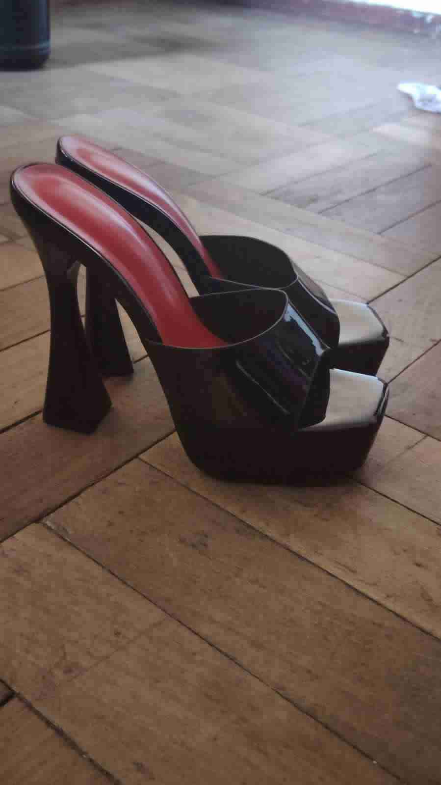 Tacones negros con plataforma - 1