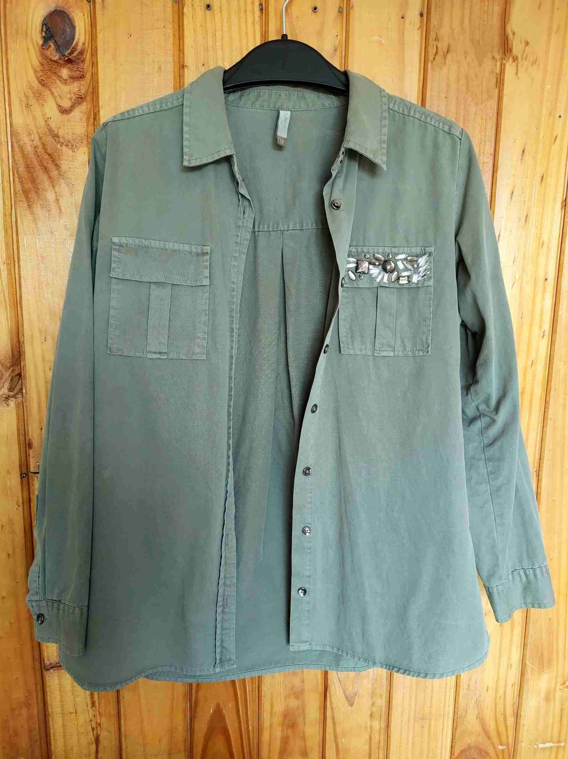 Camisa verde con bordado