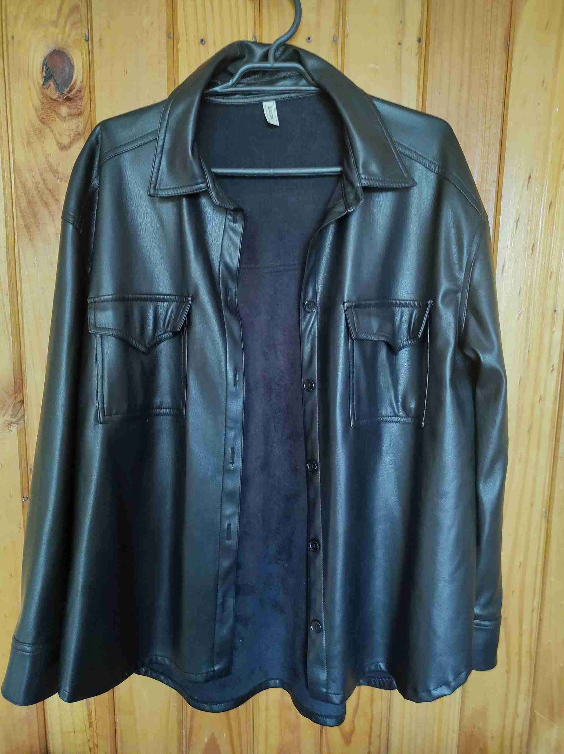 Chaqueta negra de cuero sintético